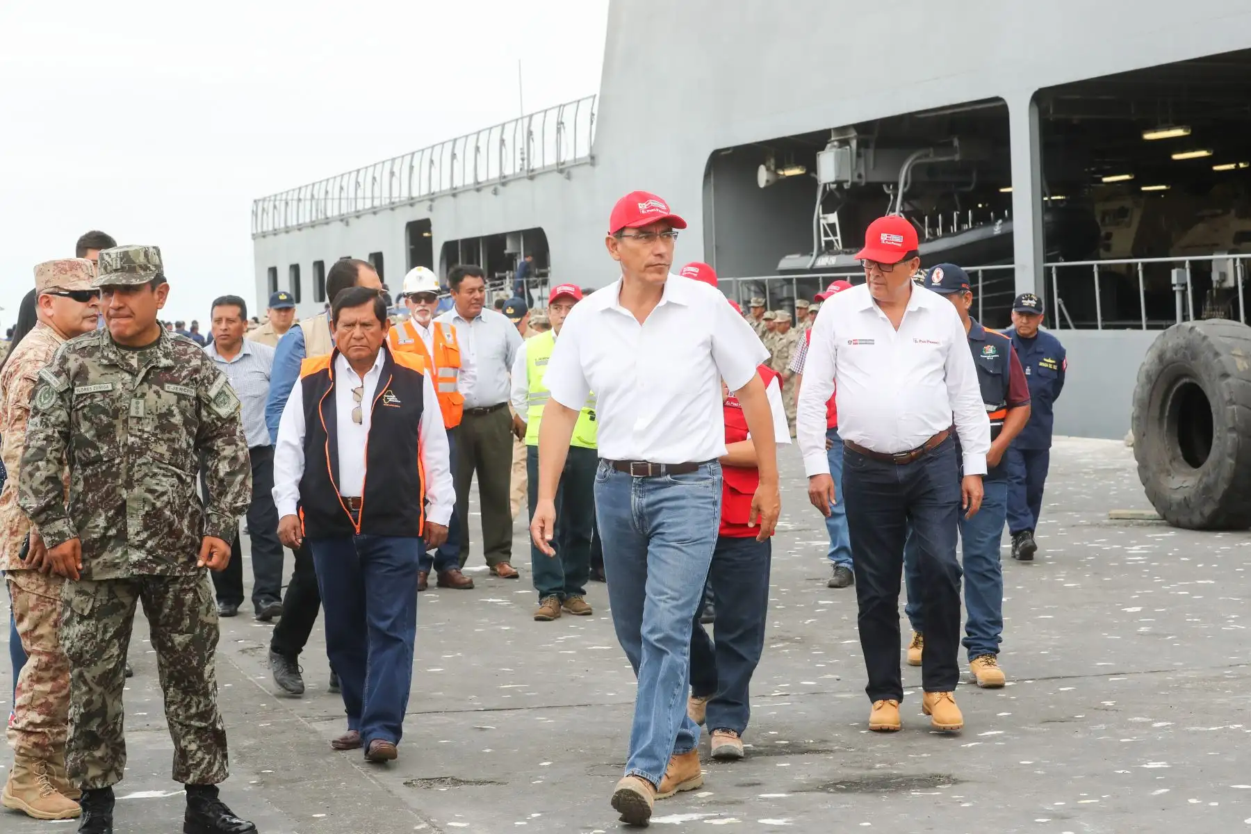 Presidente Martín Vizcarra supervisa el desembarco de la ayuda enviada a los damnificados por los huaicos caídos en el sur del país.

Foto: ANDINA/Juan Carlos Guzmán Negrini.