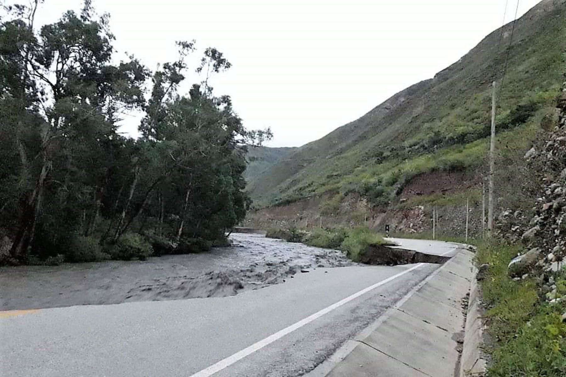 Crecida del río Puchca causa daños en carretera Huari-Huaraz, en la sierra de Áncash. ANDINA