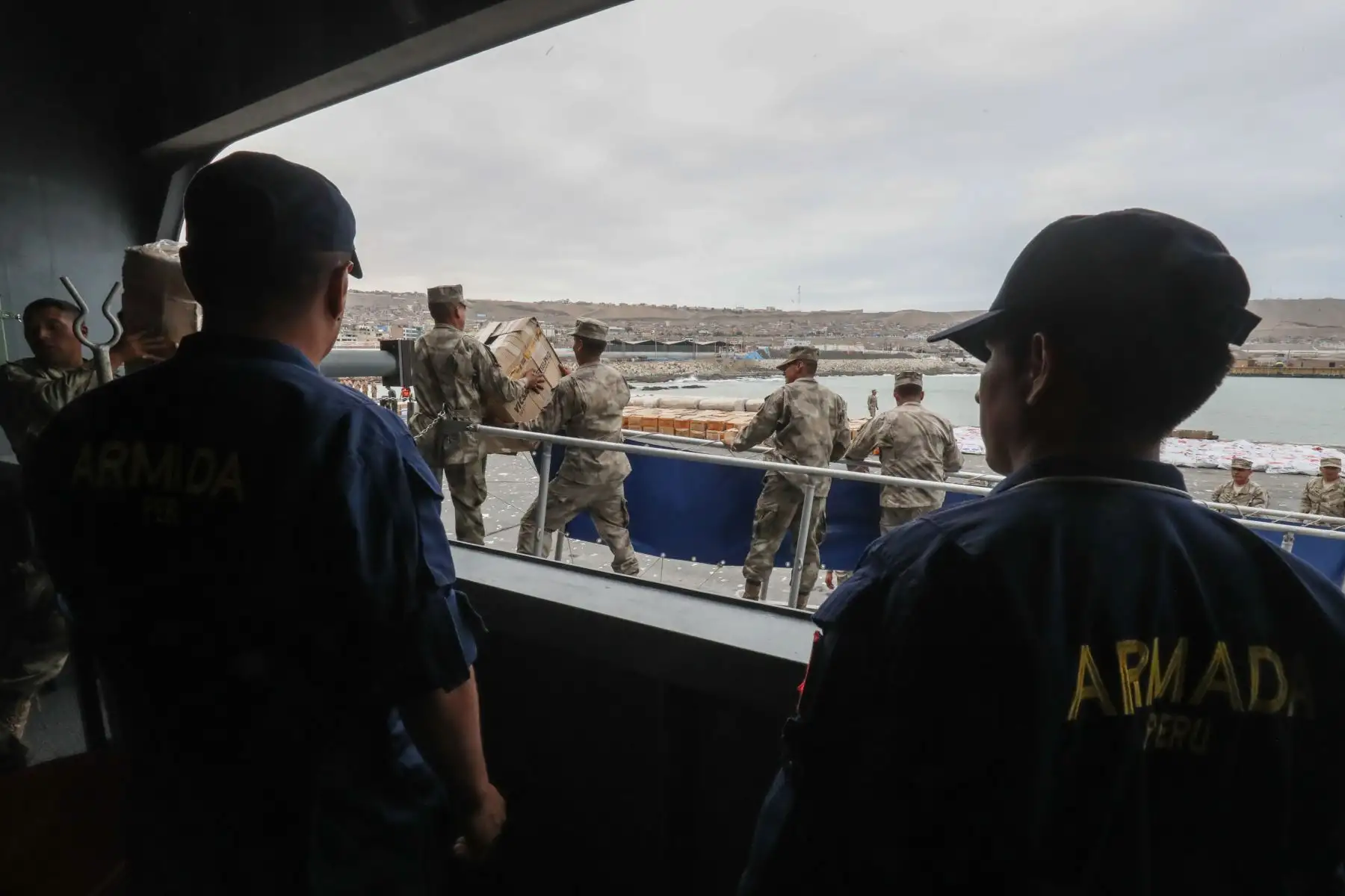 Presidente Martín Vizcarra supervisa el desembarco de la ayuda enviada a los damnificados por los huaicos caídos en el sur del país.

Foto: ANDINA/Juan Carlos Guzmán Negrini.