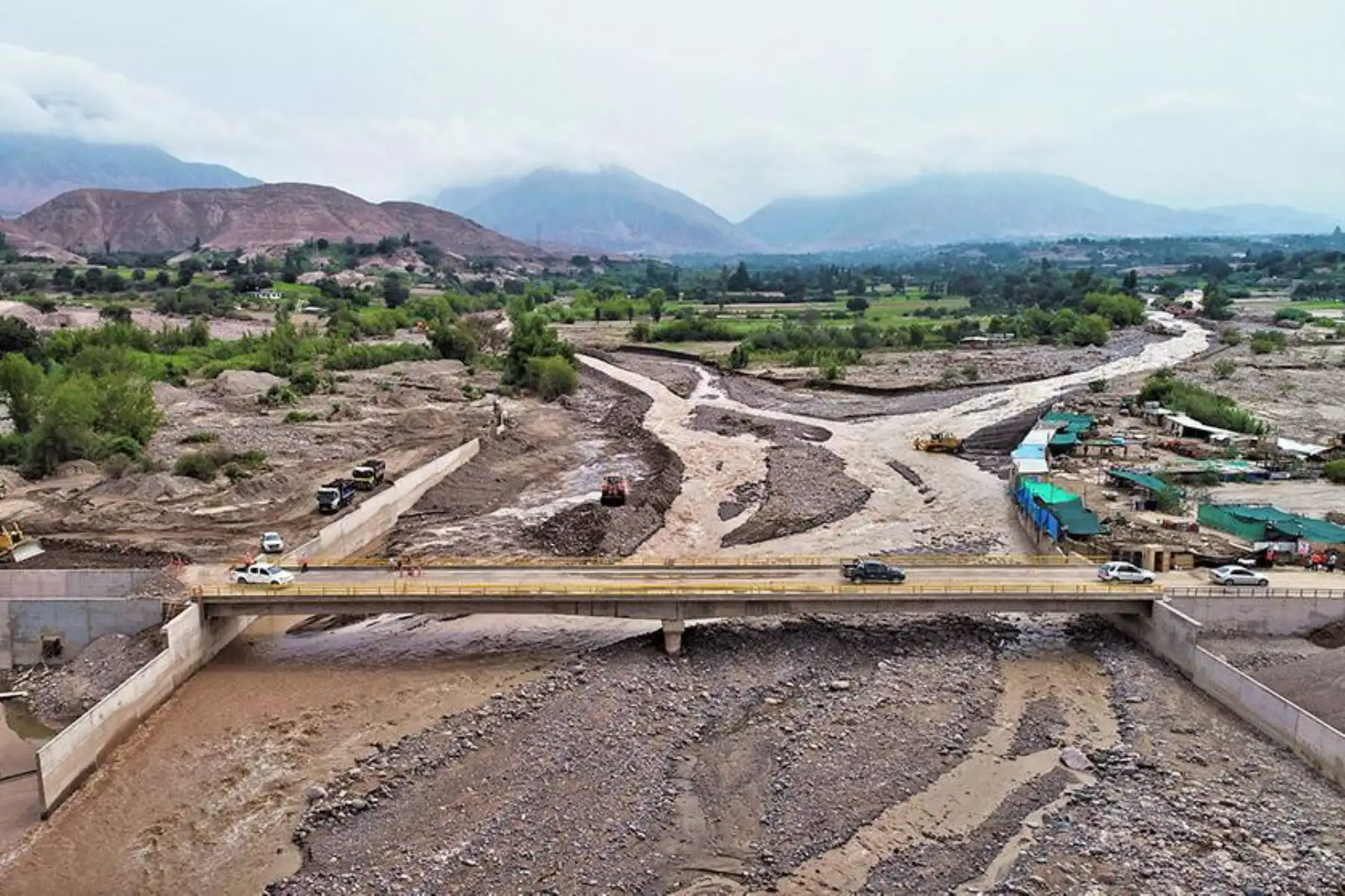 El ministro de Transportes y Comunicaciones, Edmer Trujillo, informó hoy que la región Moquegua recuperó parcialmente su conectividad terrestre con el país mediante la habilitación de una vía alterna donde se encuentra el puente Yaravico, así como la vía Costanera cuyos componentes vienen siendo monitoreados.