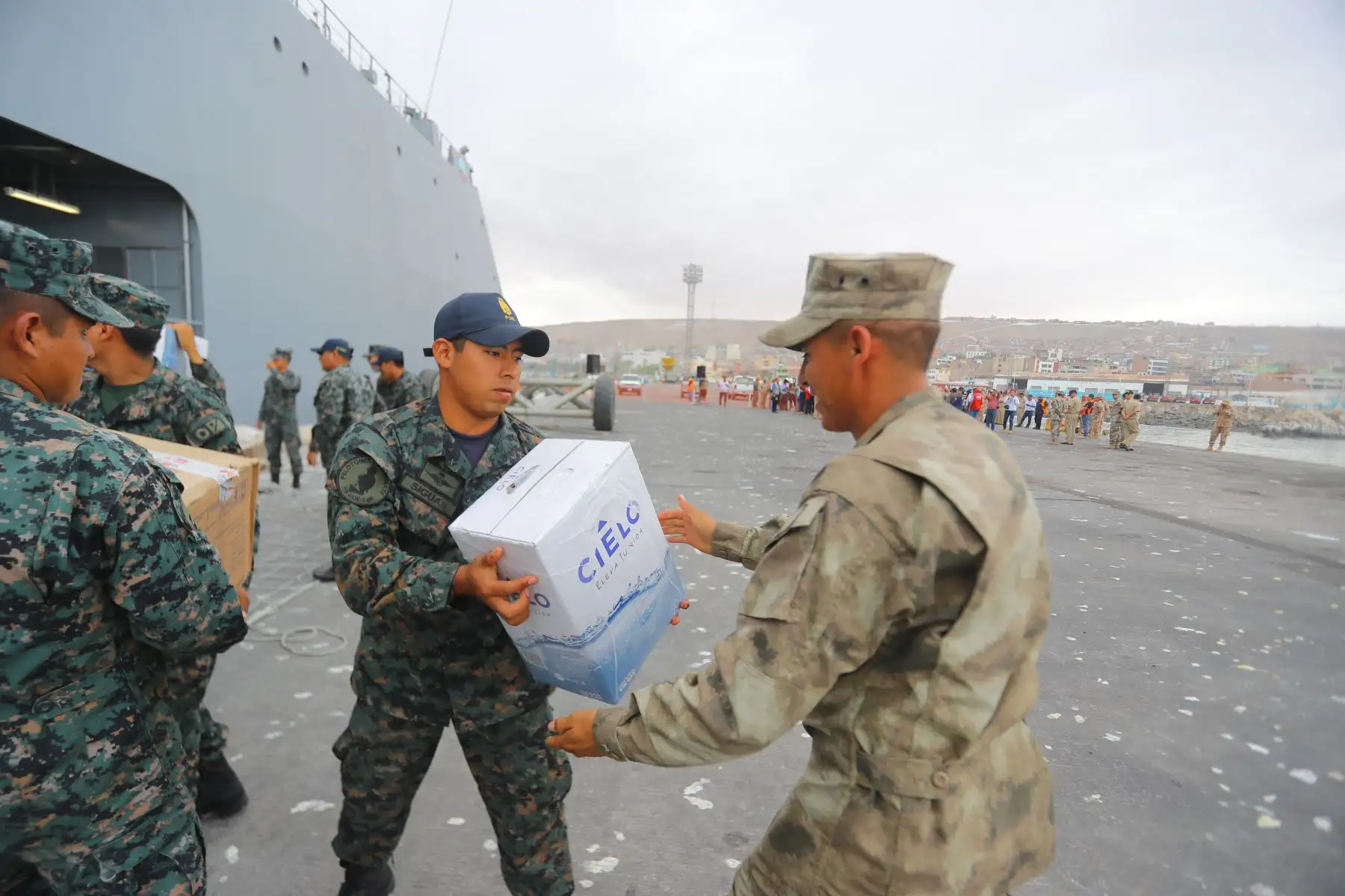 Presidente Vizcarra recibió al BAP Pisco, en el Puerto de Ilo (Moquegua), que llega con ayuda para las zonas afectadas por los desbordes del río. 
Foto: ANDINA/Prensa Presidencia