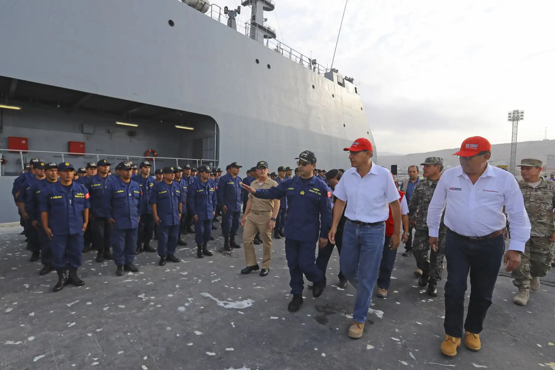 Presidente Vizcarra recibió al BAP Pisco, en el Puerto de Ilo (Moquegua), que llega con ayuda para las zonas afectadas por los desbordes del río. 
Foto: ANDINA/Prensa Presidencia