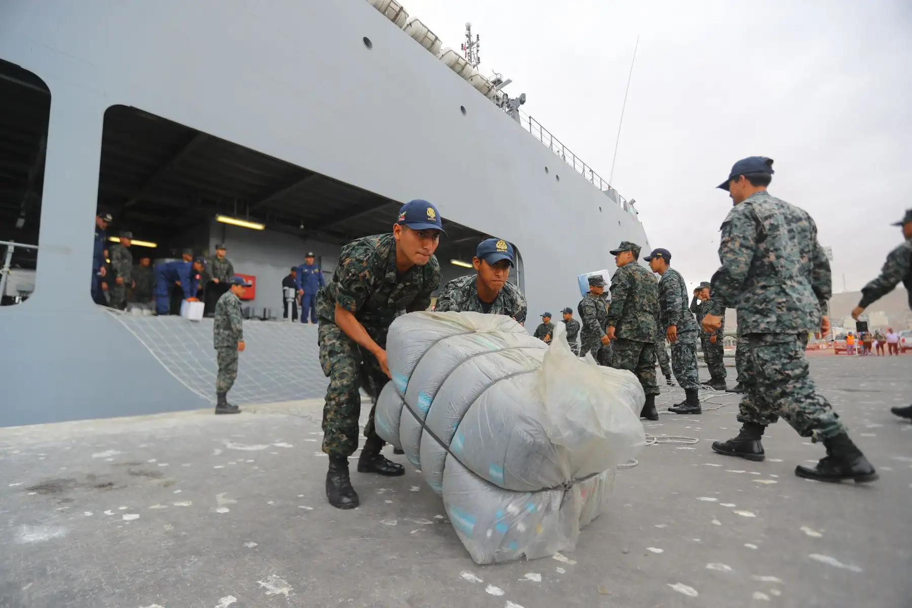 Presidente Vizcarra recibió al BAP Pisco, en el Puerto de Ilo (Moquegua), que llega con ayuda para las zonas afectadas por los desbordes del río. 
Foto: ANDINA/Prensa Presidencia