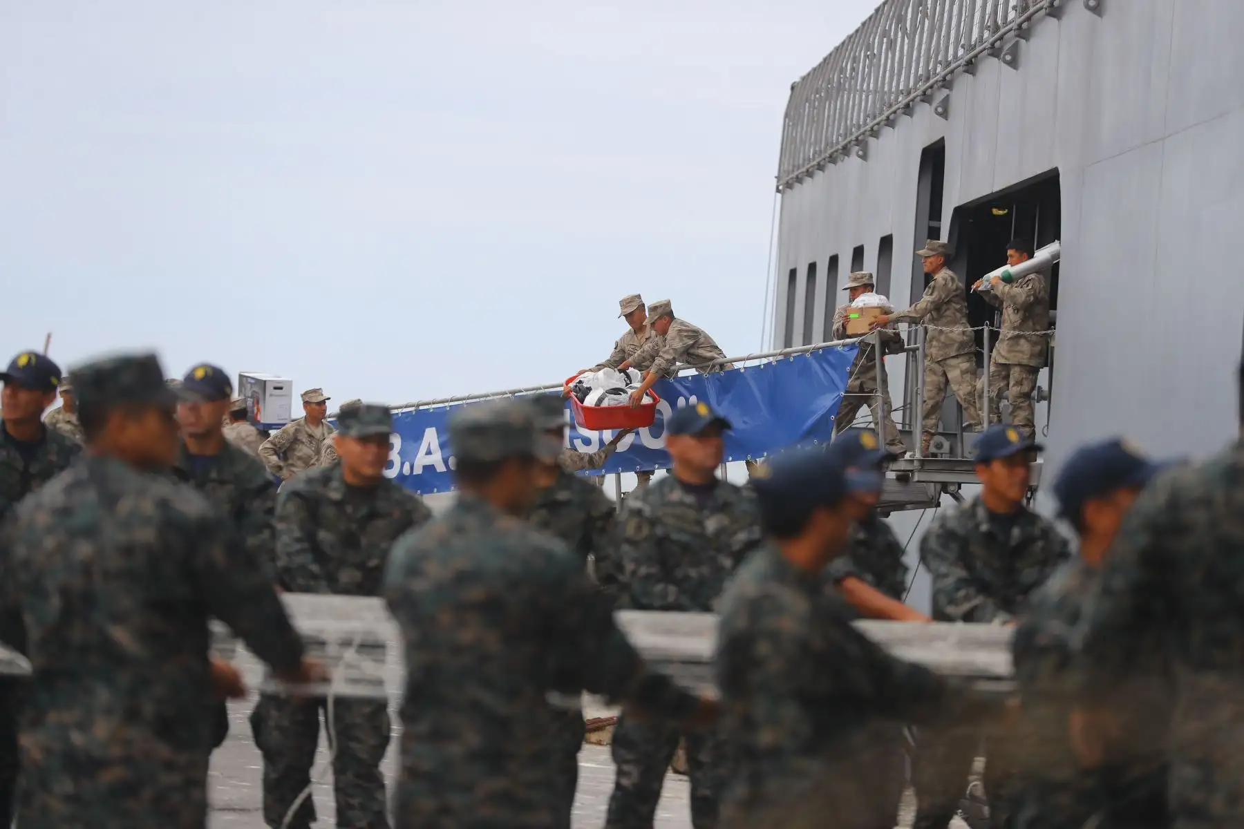 Presidente Vizcarra recibió al BAP Pisco, en el Puerto de Ilo (Moquegua), que llega con ayuda para las zonas afectadas por los desbordes del río. 
Foto: ANDINA/Prensa Presidencia