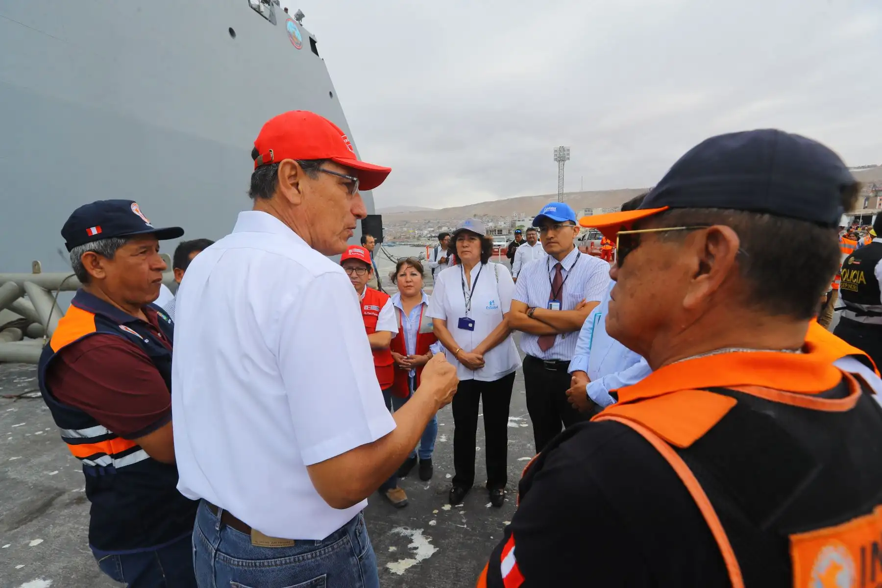 Presidente Vizcarra recibió al BAP Pisco, en el Puerto de Ilo (Moquegua), que llega con ayuda para las zonas afectadas por los desbordes del río. 
Foto: ANDINA/Prensa Presidencia