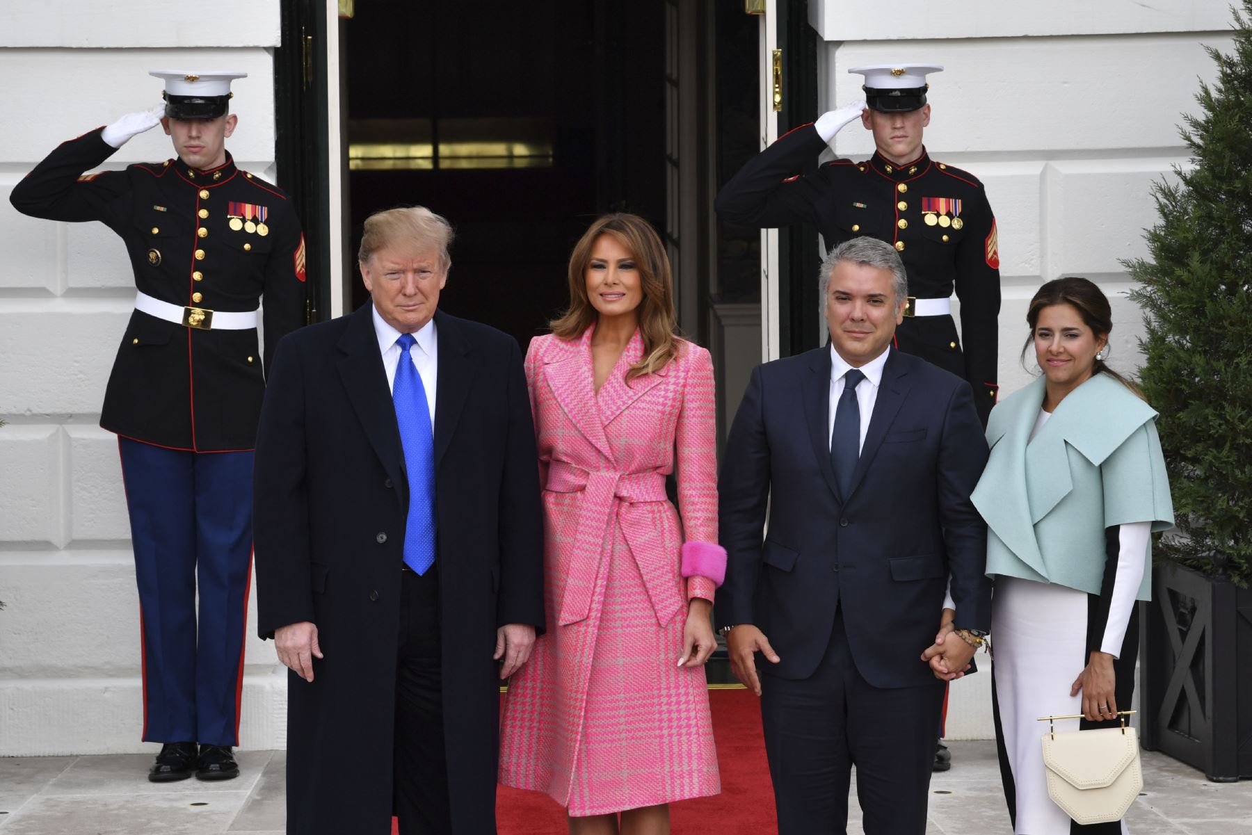 El presidente estadounidense Donald Trump y la primera dama Melania Trump saludan al presidente colombiano Ivan Duque y a su esposa Maria Ruiz en la Casa Blanca en Washington, DC Foto: AFP