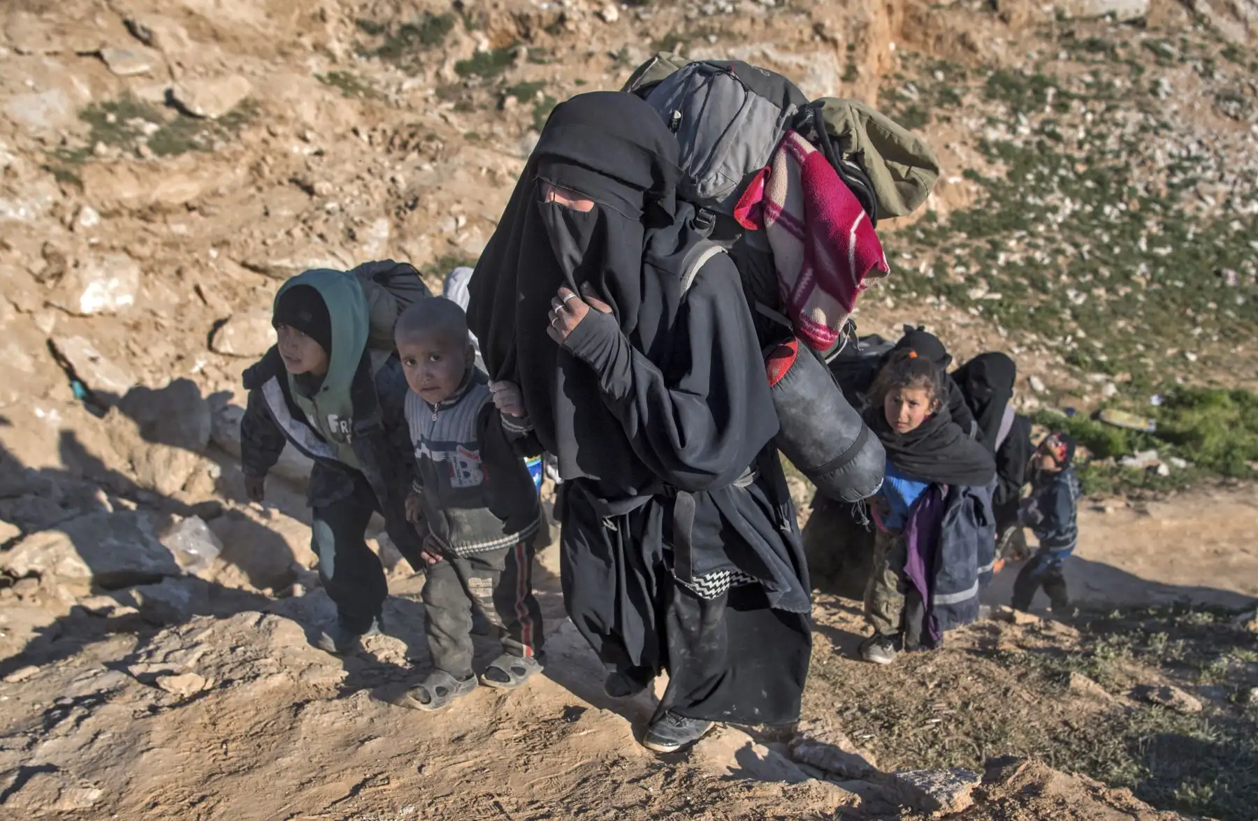 Los civiles huyen de la zona de Baghouz, Siria, durante una operación de las Fuerzas Democráticas Sirias  para expulsar a cientos de jihadistas del grupo Estado Islámico (EI) de la región. La feroz batalla por el último bastión del grupo del Estado Islámico en el este de Siria entró en su quinto día, cuando las familias exhaustas abandonaron el pedazo cada vez más reducido de tierra donde los yihadistas holgados han sido encerrados por las fuerzas lideradas por los kurdos. AFP