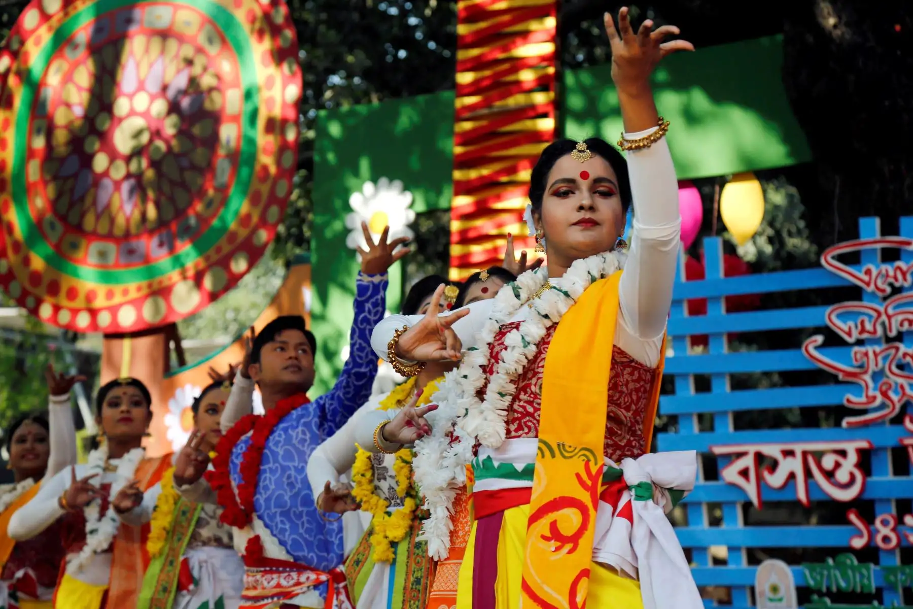 BangladesÌes celebran, este miércoles, el Festival de la Primavera en la facultad de Bellas Artes de la Universidad de Dacca (Bangladesh). Foto: EFE