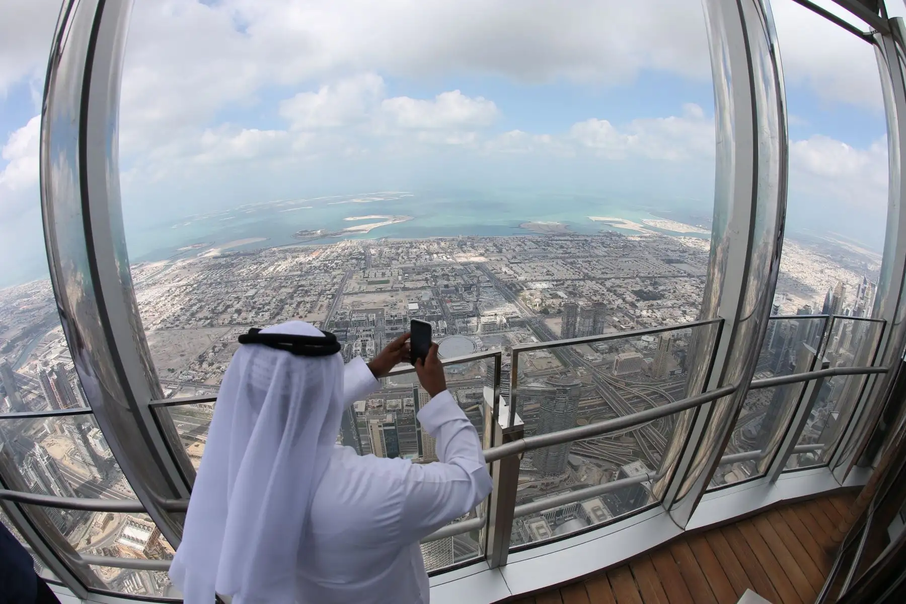 Varias personas toman fotos del paisaje desde la nueva sala de estar más alta del mundo inaugurada en la torre Burj Khalifa de Dubai (Emiratos Arabes Unidos). EFE