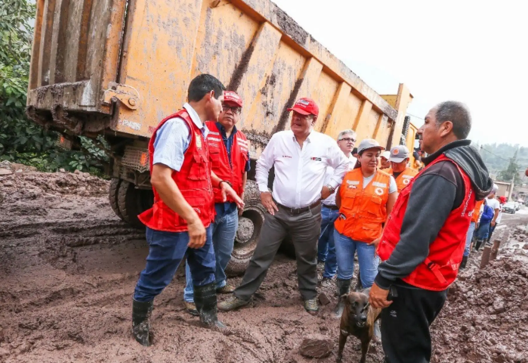 Personal del Ministerio de Desarrollo e Inclusión Social (Midis) junto a la alcaldesa de la provincia de Huarochirí, Eveling Feliciano, y Defensa Civil, inspeccionaron las zonas afectadas por el huaico que cayó en el distrito de Santa Cruz de Cocachacra, provincia de Huarochirí, región Lima.Foto:  ANDINA/Difusión