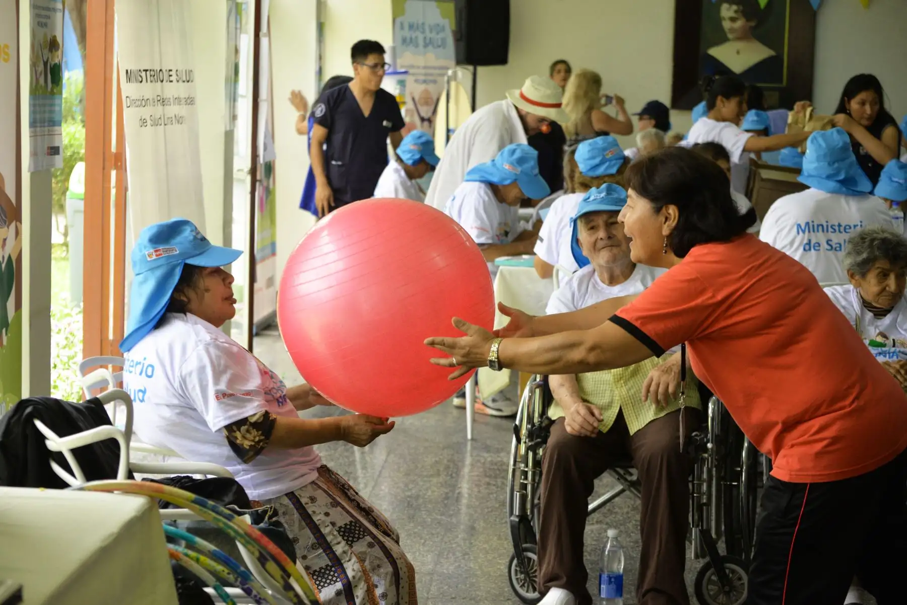 Ministra de Salud y titular del MIMP participan en el lanzamiento de la campaña "A más vida, más salud". Recordó a la población que el paso de los años debilita el sistema inmunológico de las personas adultas mayores, por eso es importante se vacunen siempre. Foto: ANDINA/Difusión