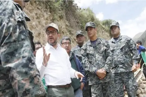 El ministro de Comercio Exterior y Turismo, Edgar Vásquez, supervisó en el río Lircay (Huancavelica) las labores que realizan ocho buzos del Grupo de Salvamento de la Marina de Guerra del Perú para hallar a tres desaparecidos, quienes cayeron a este río al despistarse el auto en el que viajaban.