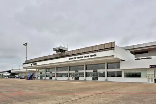 Corpac informó que está trabajando en la reparación de equipos de comunicación, navegación y vigilancia (CNS), así como a las ayudas luminosas, luces de borde de pista, entre otros equipos del Aeropuerto Internacional “Coronel FAP Francisco Secada Vignetta”, afectados por una tormenta eléctrica ocurrida esta madrugada.