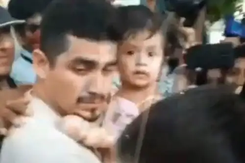 El suboficial de tercera de la Policía Nacional del Perú (PNP), Elvis Miranda Rojas, abandonó esta tarde el penal de Piura, tras permanecer 26 días internado y luego de que el juzgado penal de turno de la Corte Superior de Junín admitiera un recurso de hábeas corpus a su favor. Foto: captura de TV.