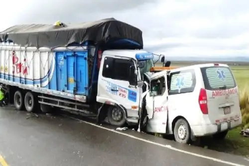 El choque entre una ambulancia contra la parte delantera de un camión, en la Carretera Central, tramo Pasco – La Oroya, en el kilómetro 104, cerca a la comunidad campesina de Shelby, dejó como saldo cuatro personas muertas- entre ellas dos venezolanos- y un herido.