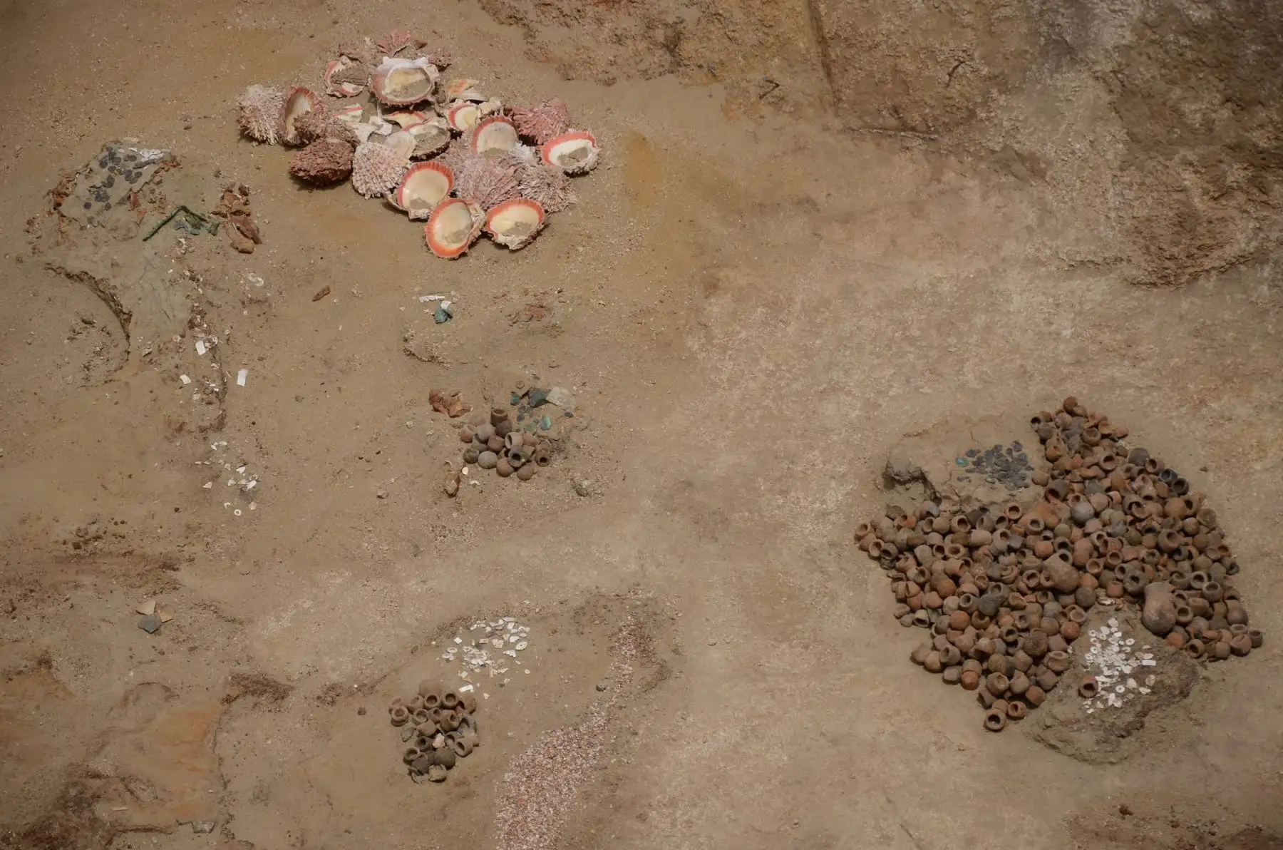 Las vasijas permiten relacionar culturalmente la cámara funeraria al periodo Inca.