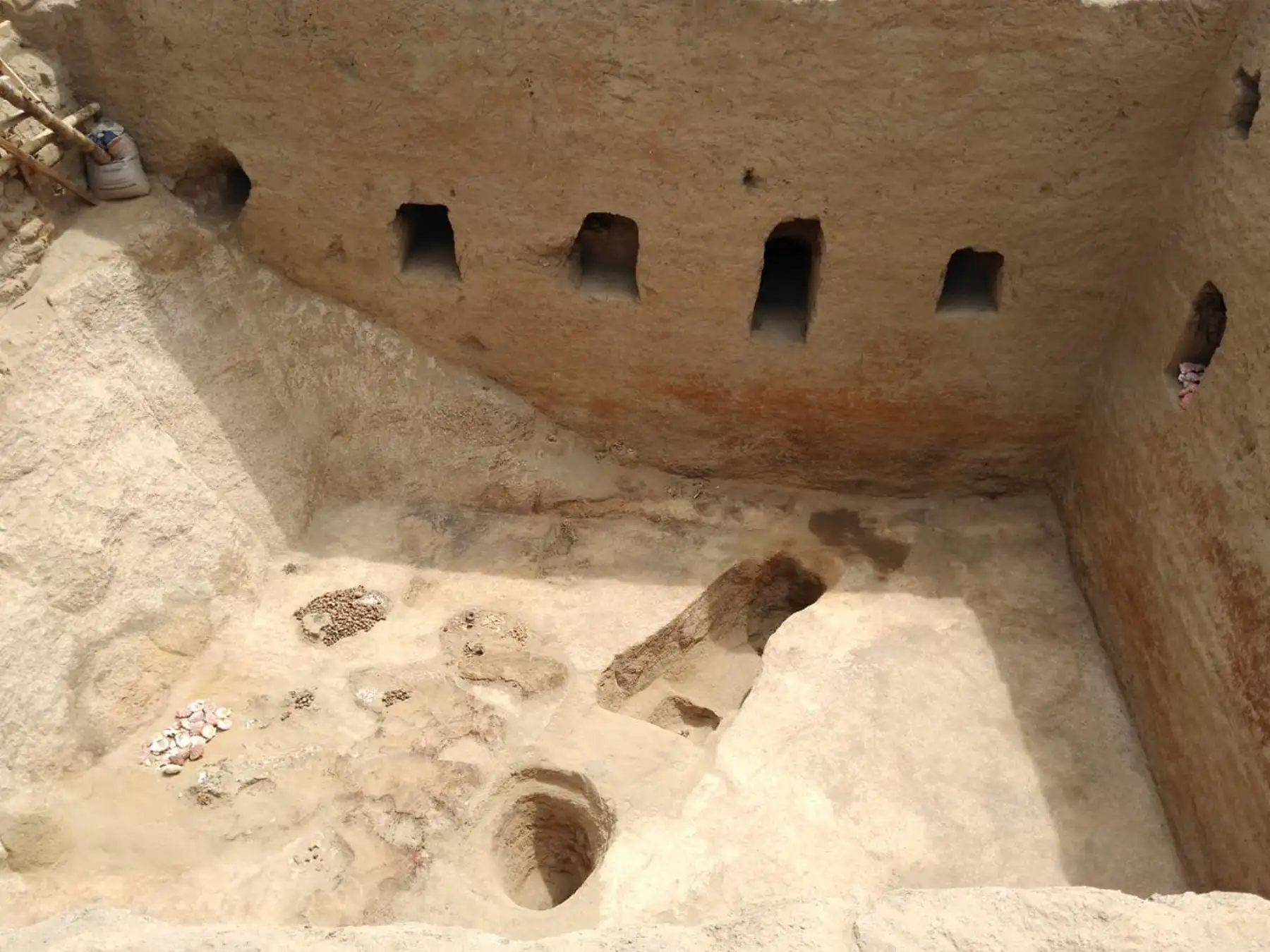 Una monumental cámara funeraria de la época Inca con más de 500 años de antigüedad,  que albergaría al personaje principal y sus acompañantes, fue descubierta en el Complejo Arqueológico Mata Indio, Sub sector Cerro Blanco, en los límites entre los distritos chiclayanos de Zaña y Cayaltí, en la región Lambayeque.