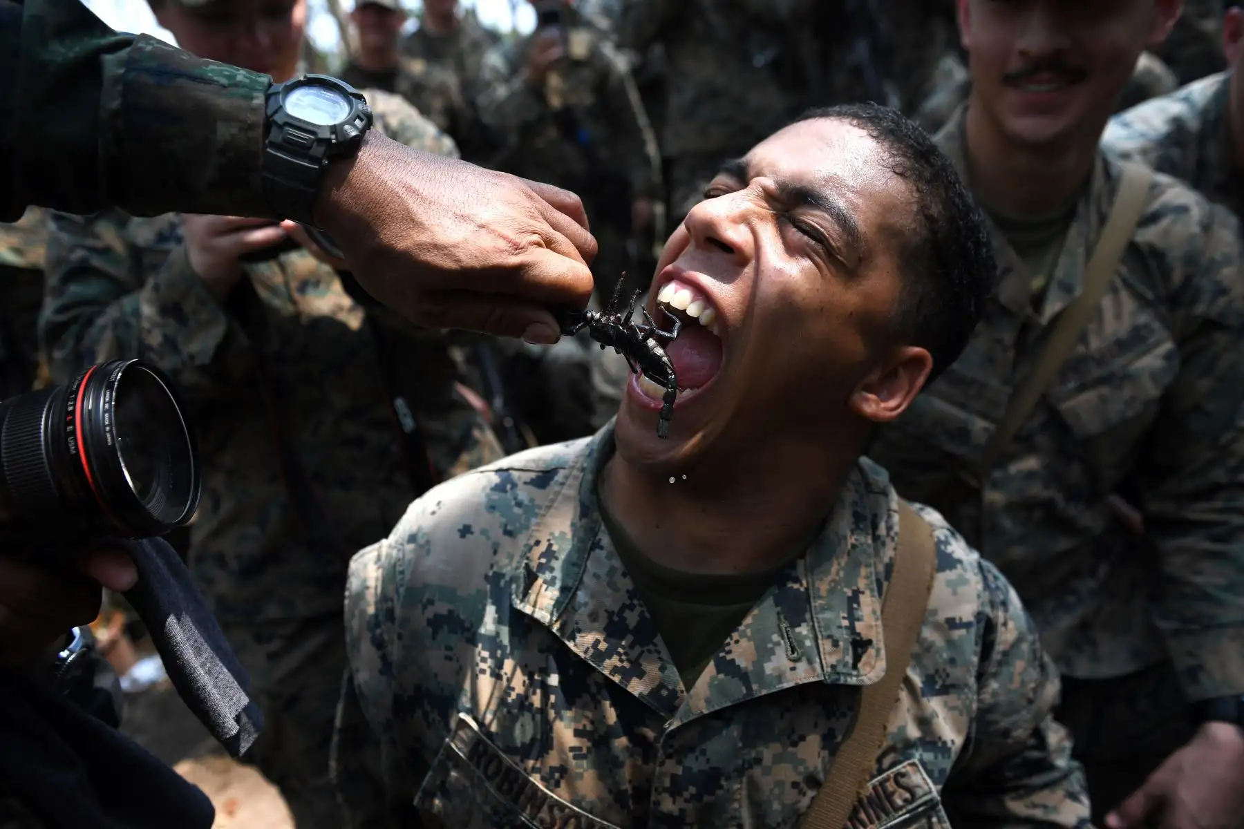 Un marine de los Estados Unidos come un escorpión durante un entrenamiento de supervivencia en la jungla con soldados tailandeses en el ejercicio militar conjunto 