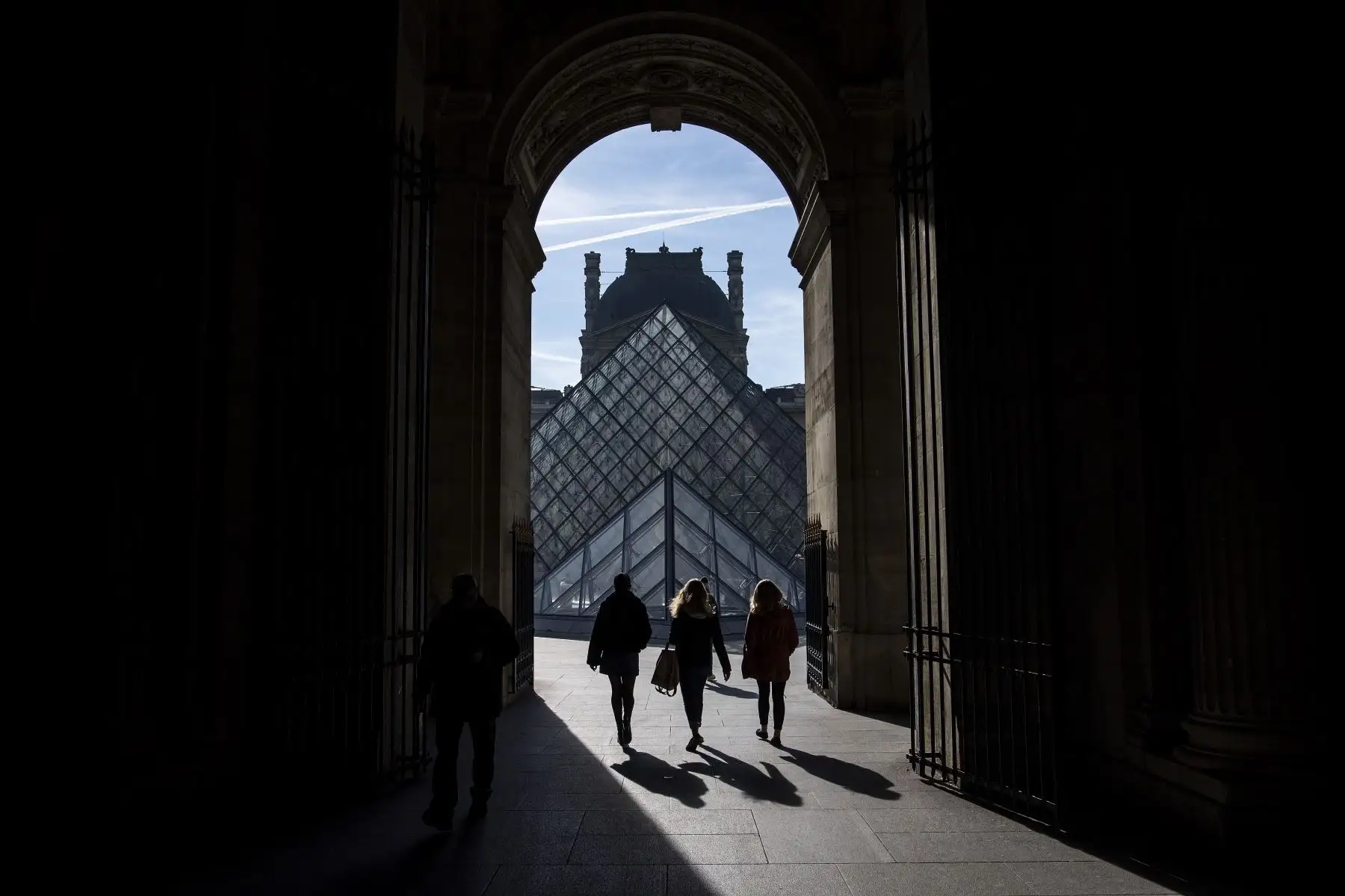 La gente camina por la pirámide del Louvre en París. AFP