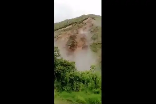 Derrumbe represa las aguas del río Salkantay en vía alterna a Machu Picchu, en Cusco.