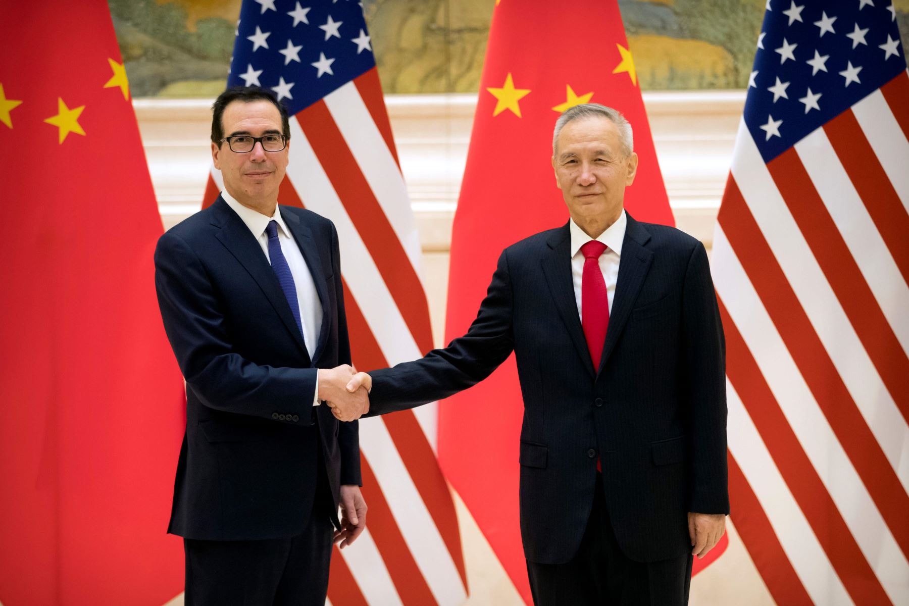 El secretario del Tesoro de los Estados Unidos, Steven Mnuchin, y el viceprimer ministro chino y líder negociador comercial, Liu He. Foto: AFP