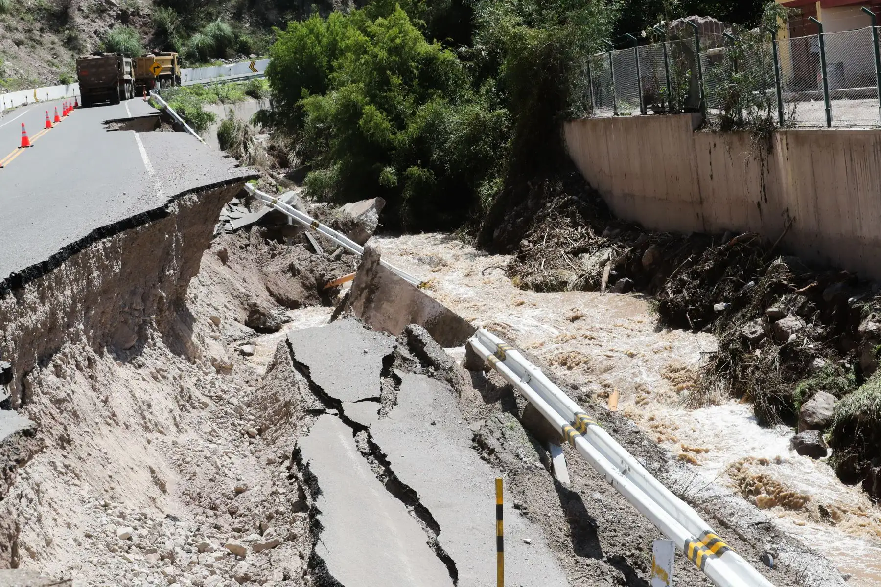 Situación de la carretera Binacional en el distrito de Torata, Moquegua luego del desborde del río del mismo nombre.

Foto: ANDINA/Juan Carlos Guzmán Negrini.