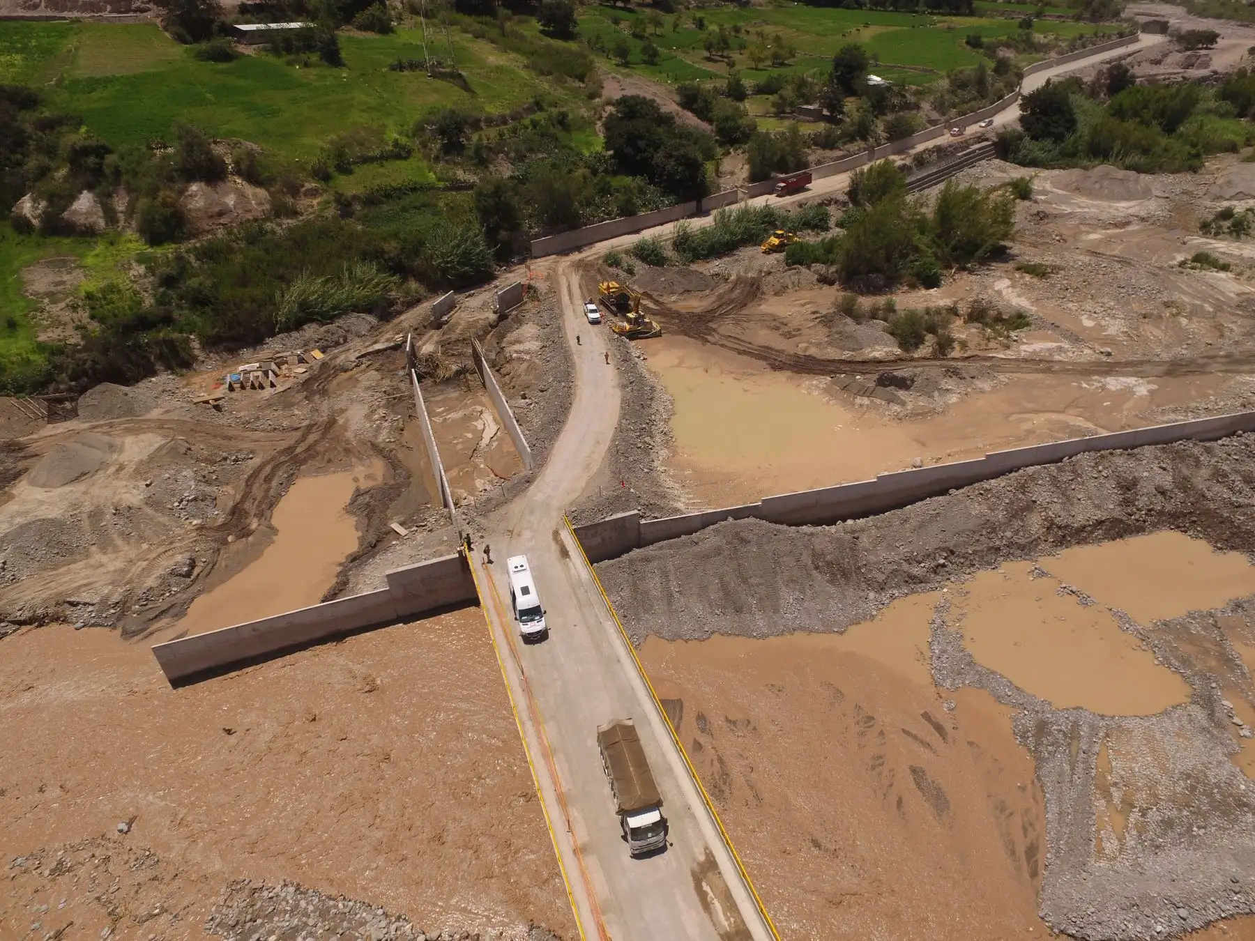 El puente Yaravico es la única conexión que tiene Moquegua con Arequipa tras la caída del puente Montalvo.

Foto:ANDINA/Juan Carlos Guzmán Negrini.