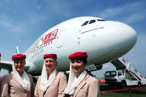 Foto de archivo tomada el 8 de junio de 2010, las azafatas posan frente a un avión A380 de Emirates Airlines. Foto: AFP