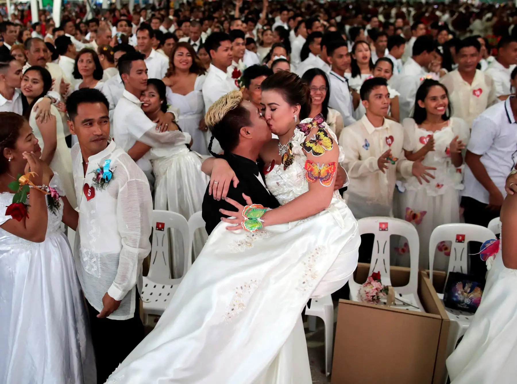 El novio Jonathan Galang  besa a su novia May-ann Angeles  durante la celebración de una boda múltiple, este jueves, en Ciudad Dasmarinas con motivo del Día de San ValentÌn en la provincia Cavite (Filipinas). Foto: EFE