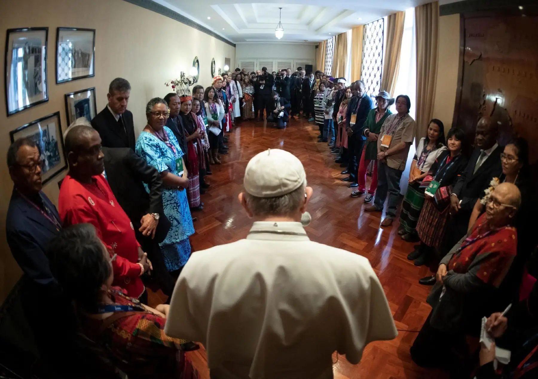 El papa Francisco se reúne con un grupo de 38 delegados de 31 pueblos diferentes indÌgenas durante la cuarta reunión mundial del Foro de los pueblos indÌgenas, convocada por el Fondo Internacional de Desarrollo AgrÌcola (FIDA), este jueves en la sede de la Organización de Naciones Unidas para la Agricultura y la Alimentación (FAO), en Roma, Italia. EFE