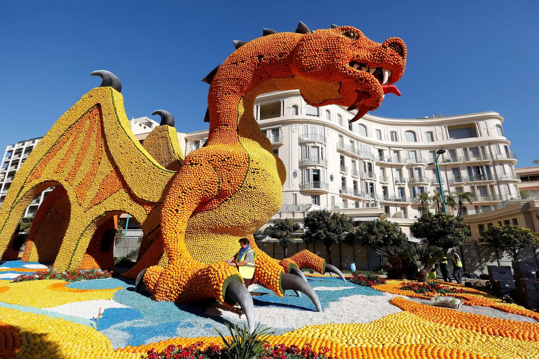 La escultura hecha de limones y naranjas "Dragon" es mostrada durante la 86 edición del Festival del Limón Fen Menton (Francia). EFE