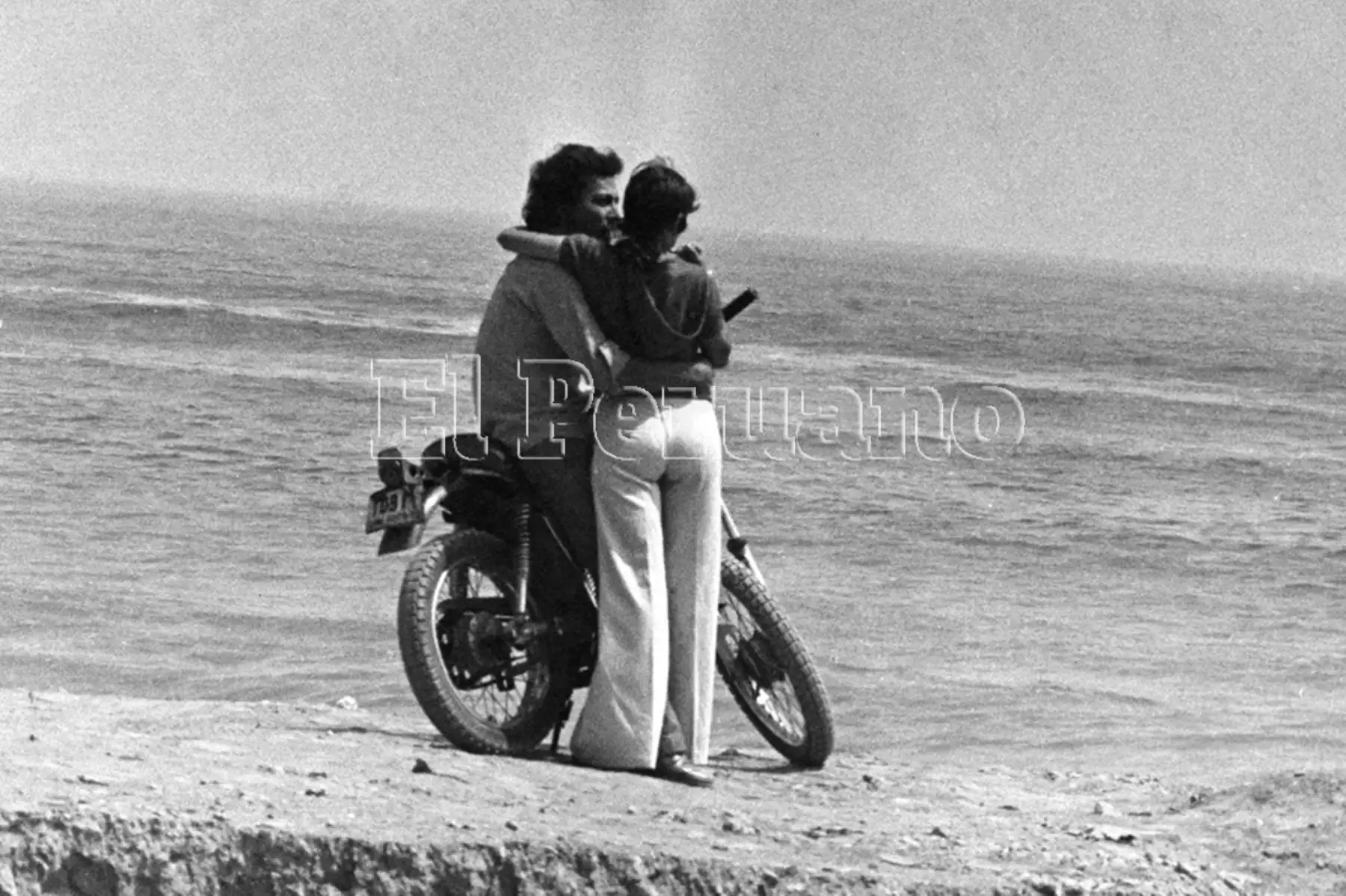 Lima - febrero 1975 /  Pareja de enamorados al borde del mar. Foto: Diario EL PERUANO.