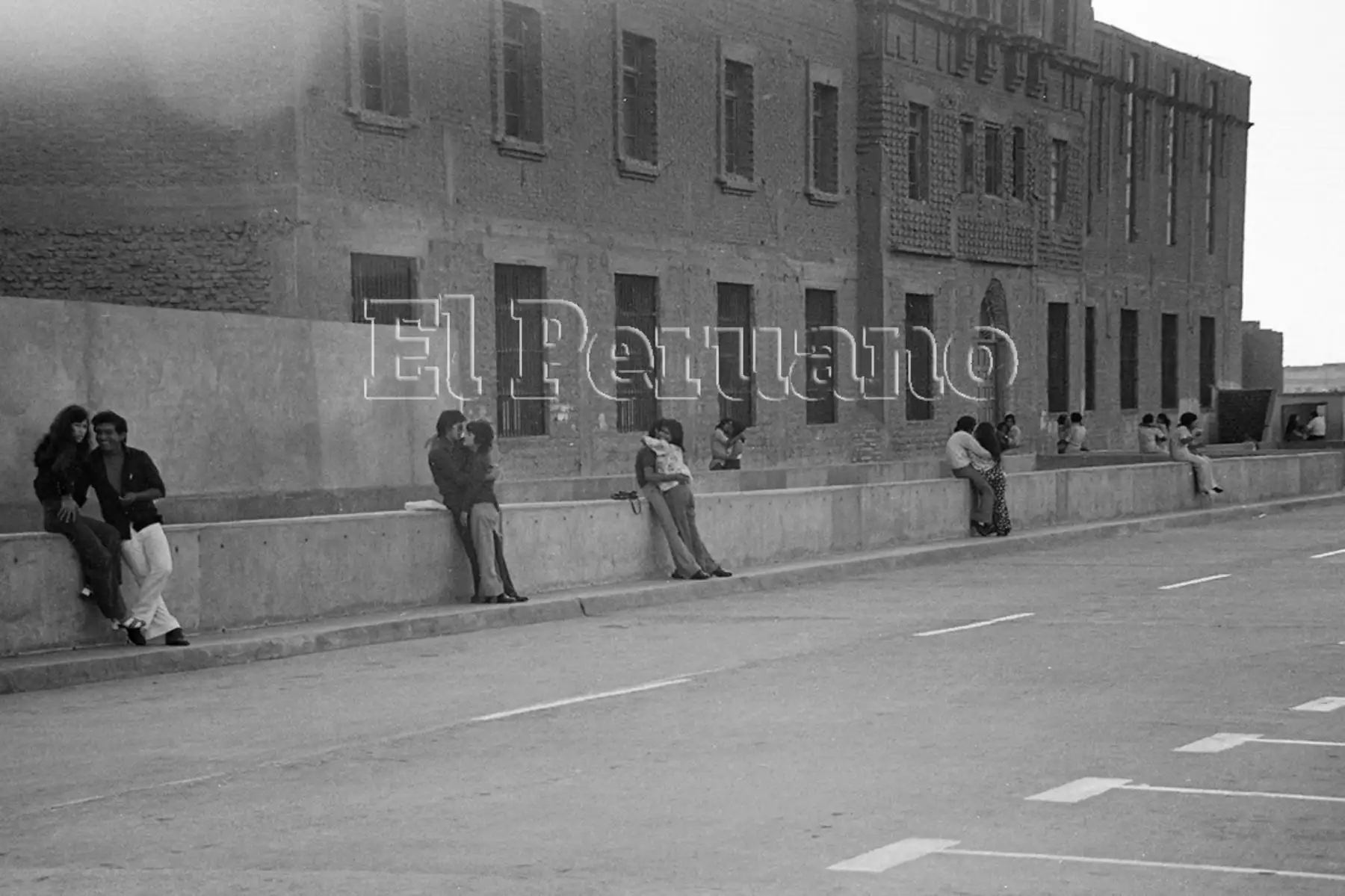 Lima - 14 febrero 1975 / Parejas de enamorados en el Día de San Valentín. Foto: Jorge Sedano