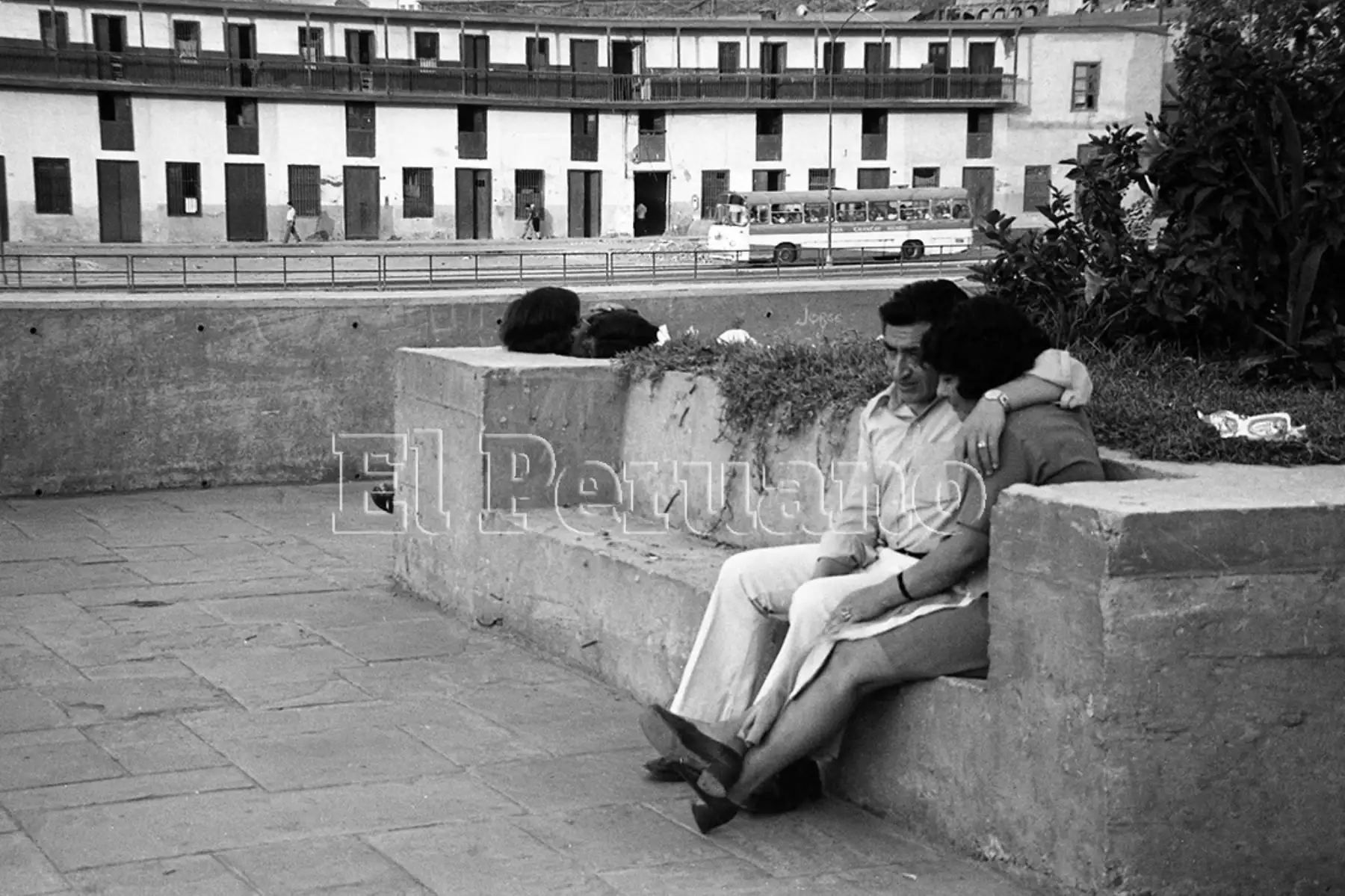 Lima - 14 febrero 1975 / Parejas de enamorados en el Día de San Valentín. Foto: Jorge Sedano