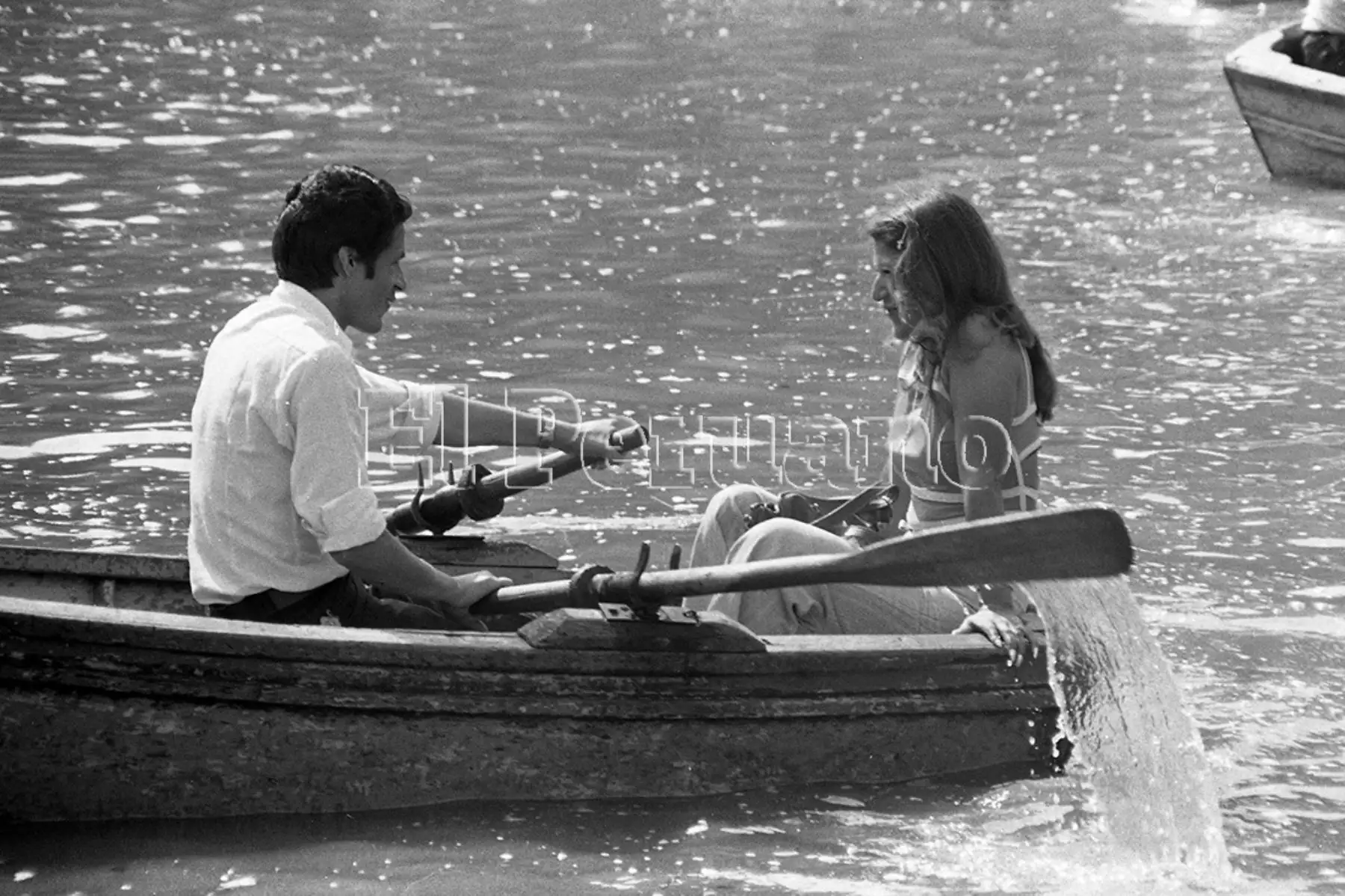 Lima - 14 febrero 1977 / Parejas de enamorados en el Día de San Valentín. Foto: Norman Córdova.