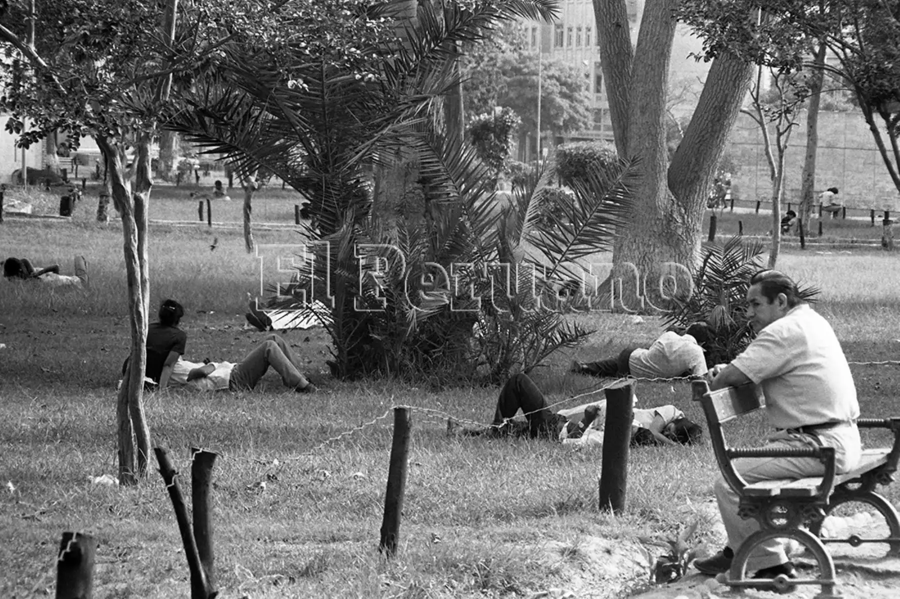 Lima - 14 febrero 1977 / Parejas de enamorados en el Día de San Valentín. Foto: Norman Córdova