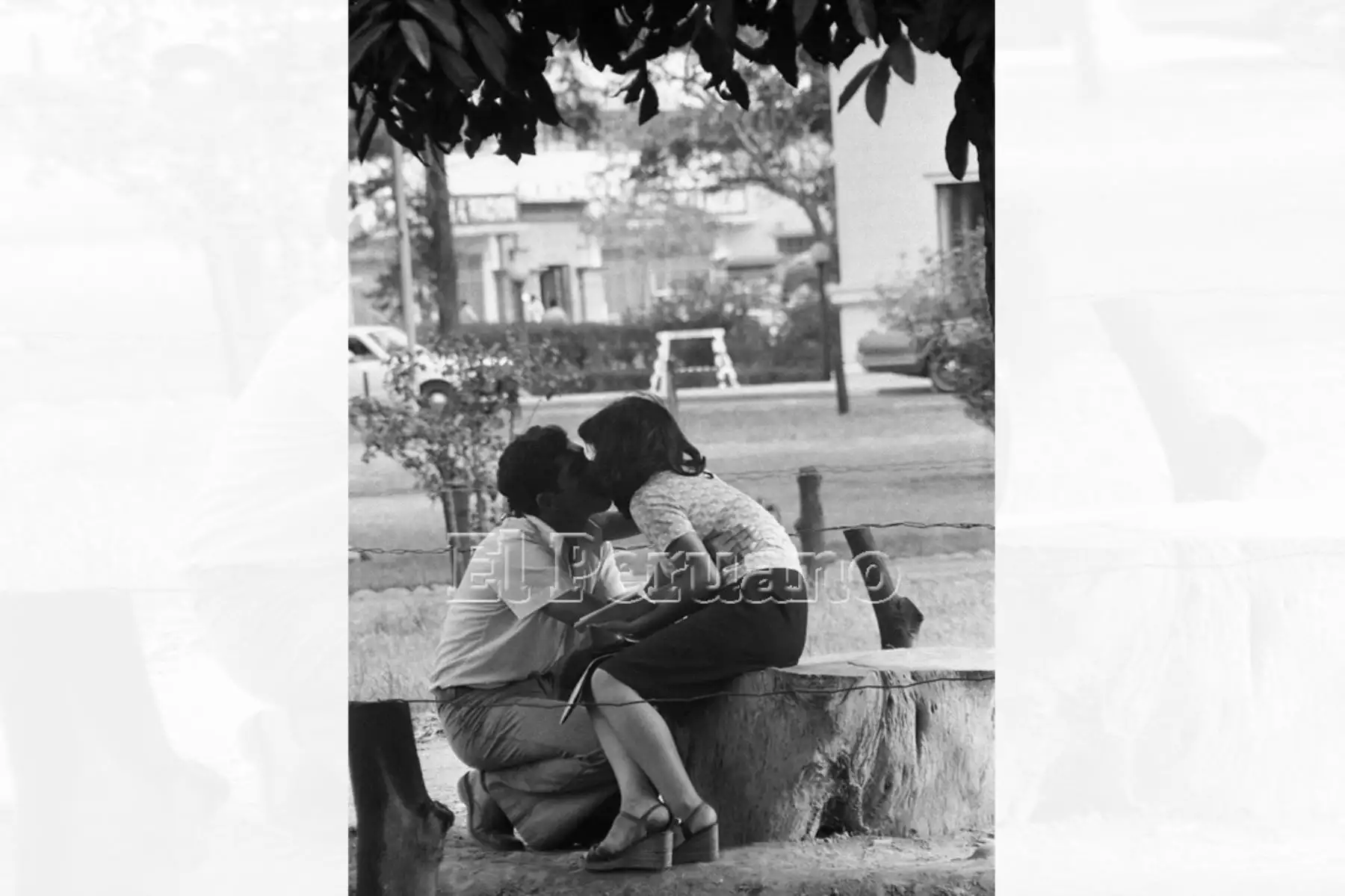 Lima - 14 febrero 1977 / Parejas de enamorados en el Día de San Valentín. Foto: Norman Córdova