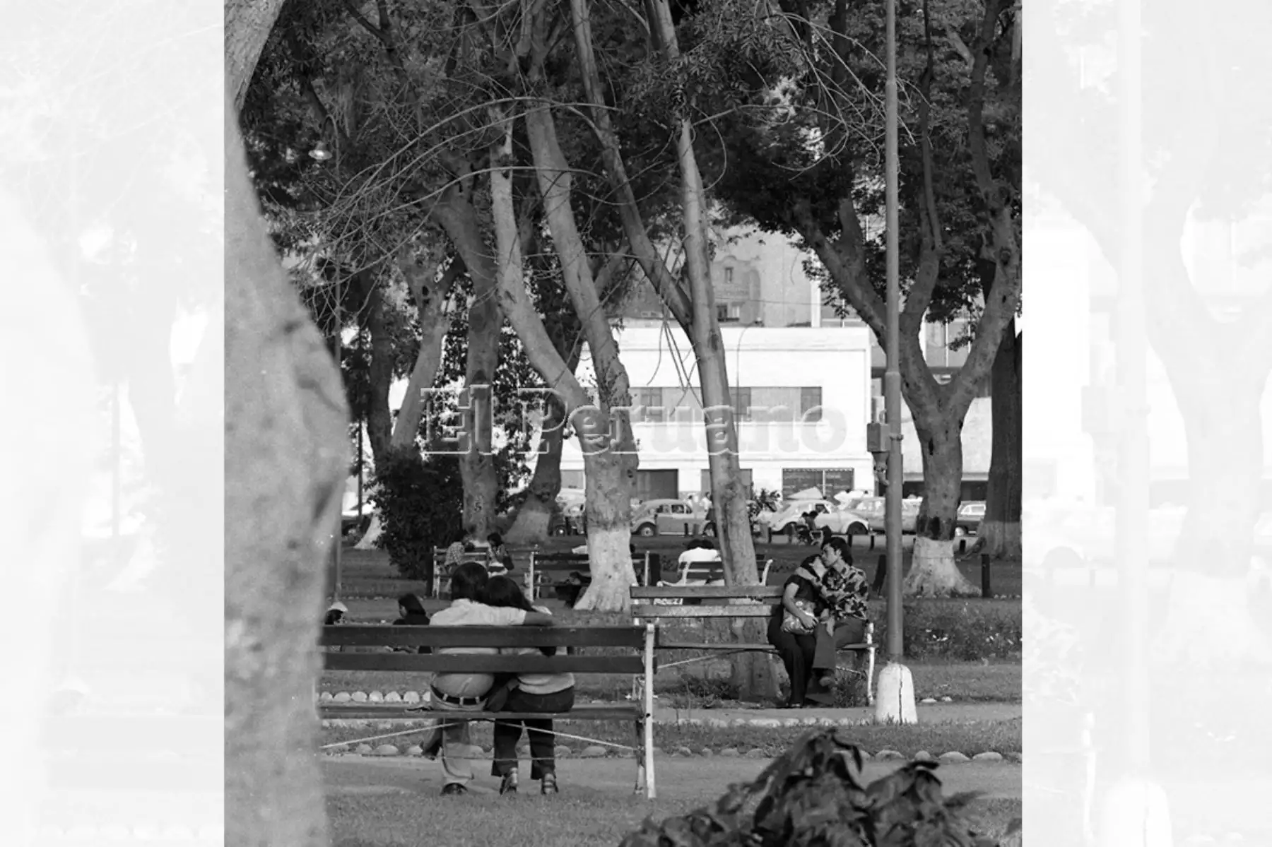 Lima - 13 febrero 1978 / Parejas de enamorados en la víspera del Día de San Valentín. Foto: Rolando Ángeles