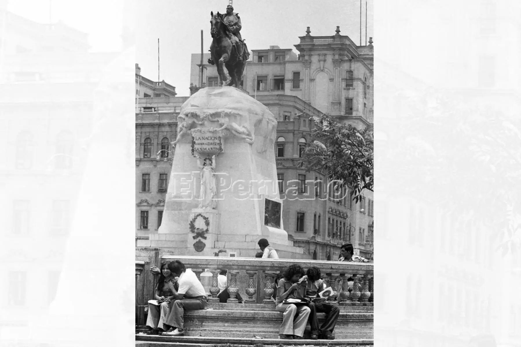 Lima - 14 febrero 1978 / Parejas de enamorados en el Día de San Valentín. Foto. José Risco