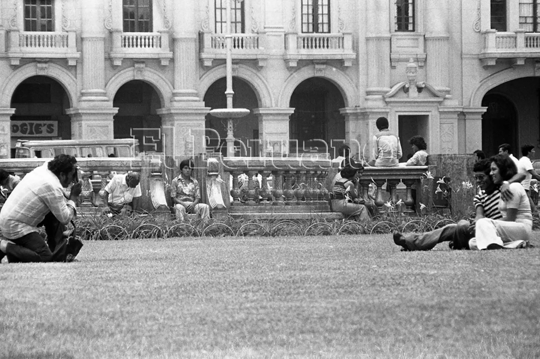 Lima - 14 febrero 1978 / Parejas de enamorados en el Día de San Valentín. Foto: José Risco
