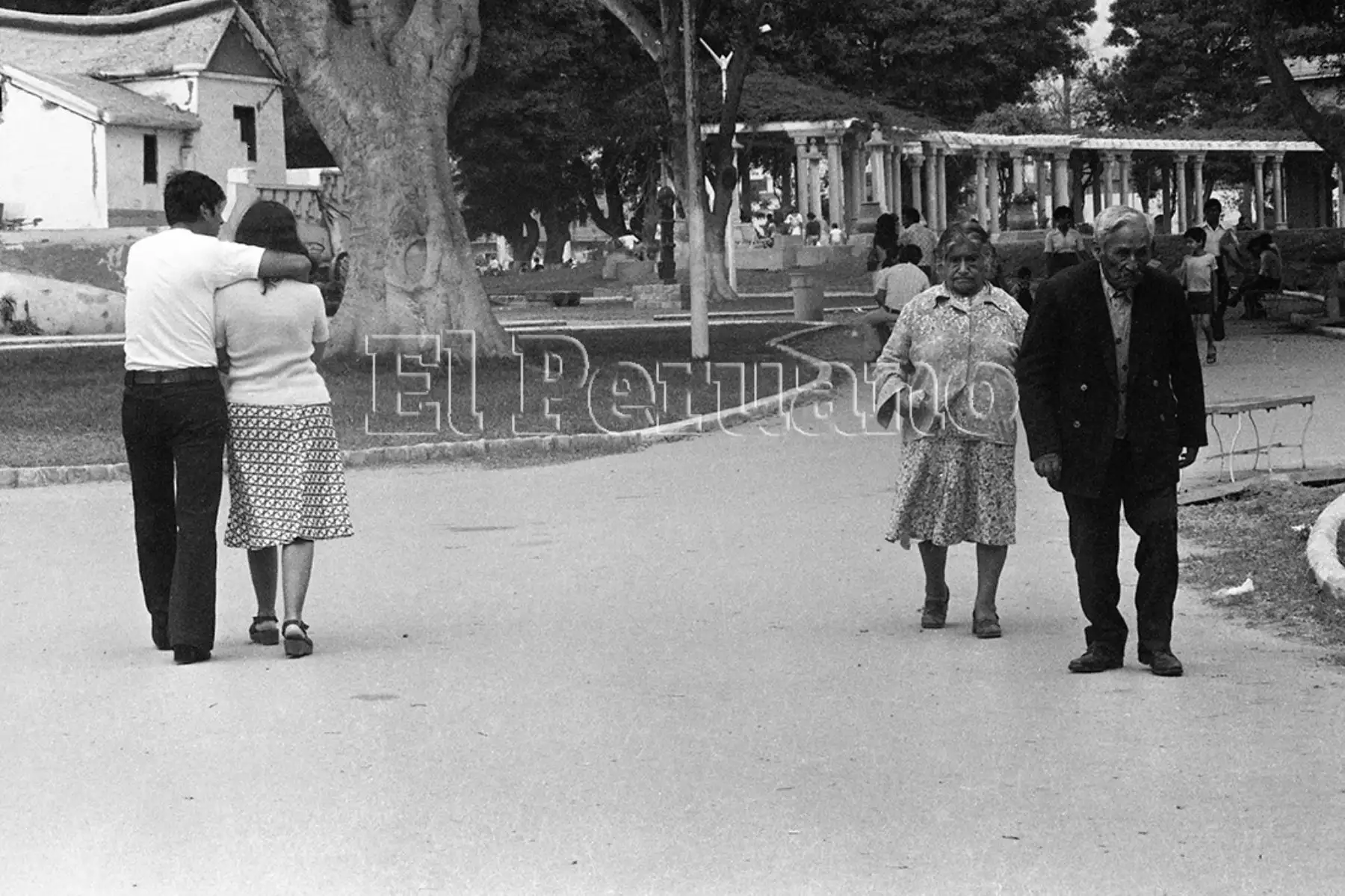 Lima - 14 febrero 1978 / Parejas de enamorados en el Día de San Valentín. Foto: José Risco