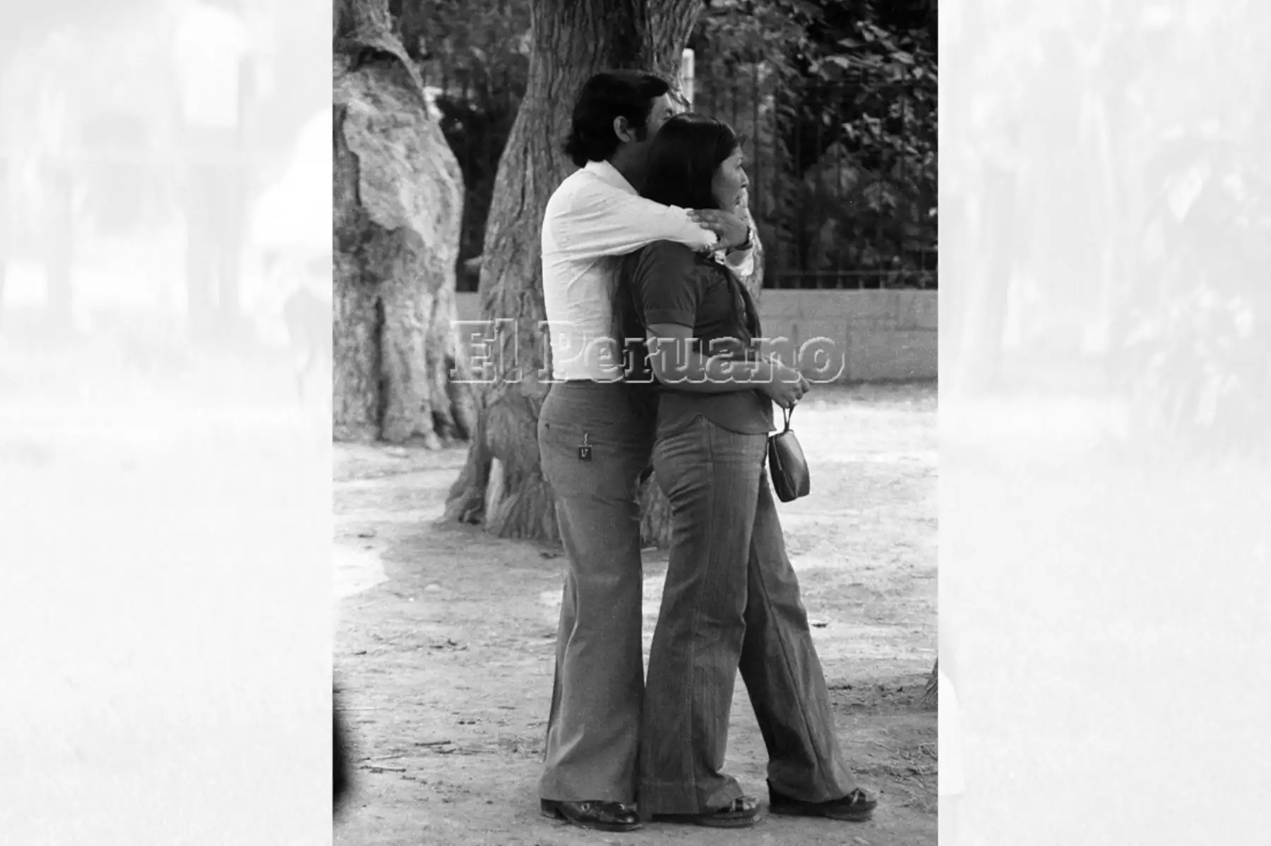 Lima - 14 febrero 1978 / Parejas de enamorados en el Día de San Valentín. Foto: José Risco
