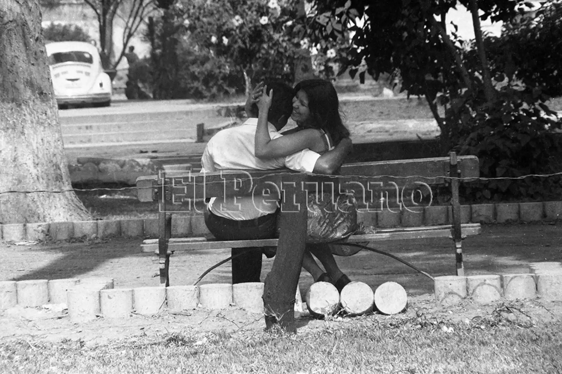 Lima - 14 febrero 1978 / Parejas de enamorados en el Día de San Valentín. Foto: José Risco