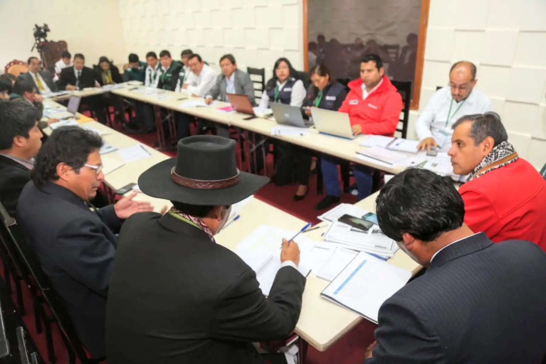 El ministro de Agricultura y Riego, Gustavo Mostajo, se reunió con los alcaldes provinciales del Cusco.