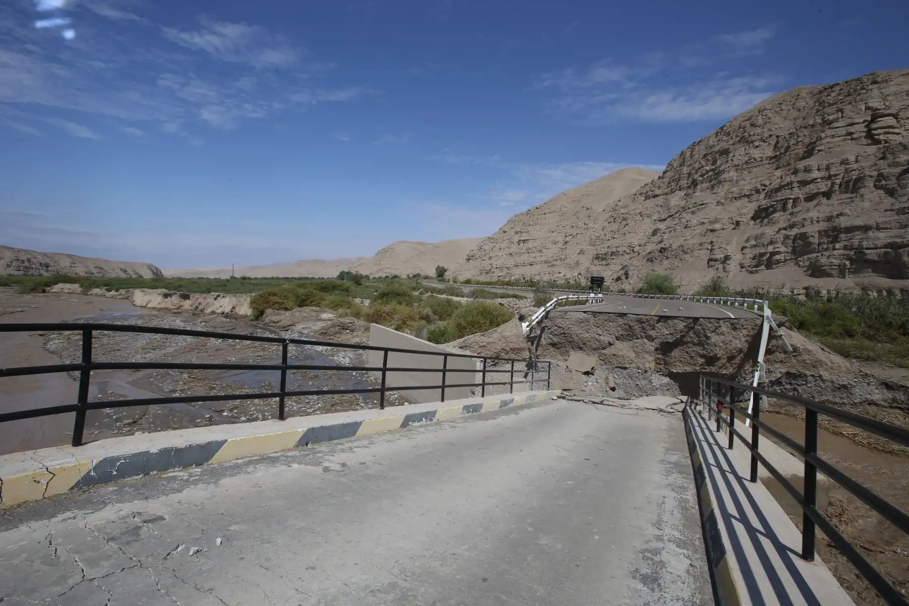 Puente Sagollo es destruido por el río Locumba. Fuertes precipitaciones en la región de Tacna han ocasionado daños estructurales en vías y puentes. Foto: ANDINA/Nathalie Sayago