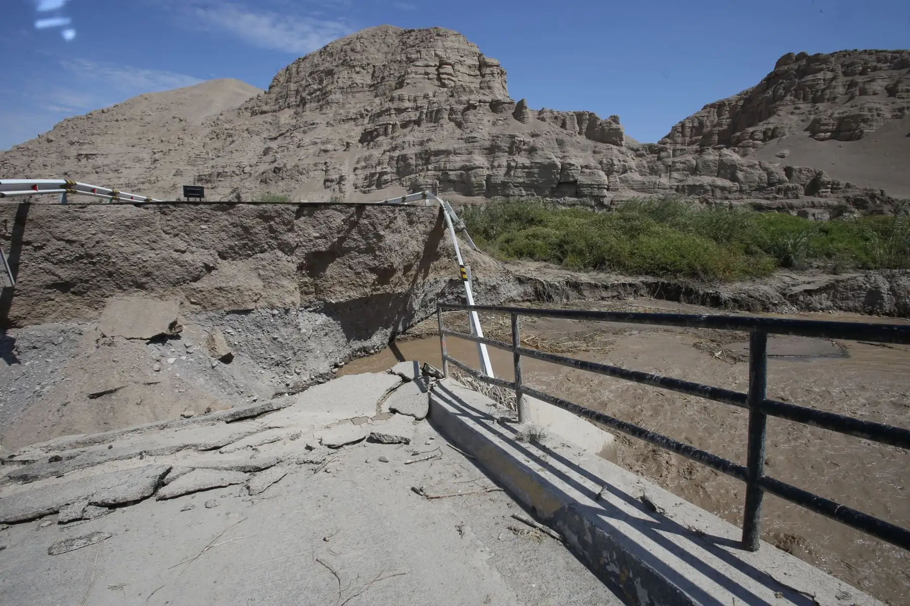 Puente Sagollo es destruido por el río Locumba. Fuertes precipitaciones en la región de Tacna han ocasionado daños estructurales en vías y puentes. Foto: ANDINA/Nathalie Sayago