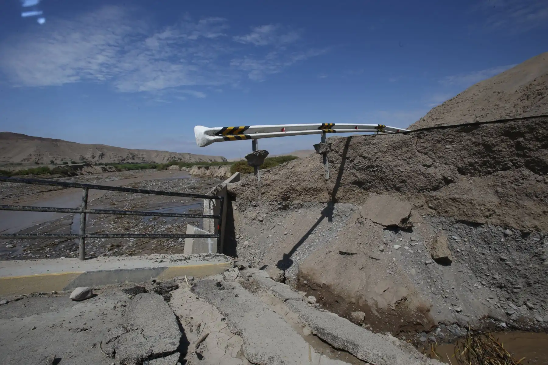 Puente Sagollo es destruido por el río Locumba. Fuertes precipitaciones en la región de Tacna han ocasionado daños estructurales en vías y puentes. Foto: ANDINA/Nathalie Sayago