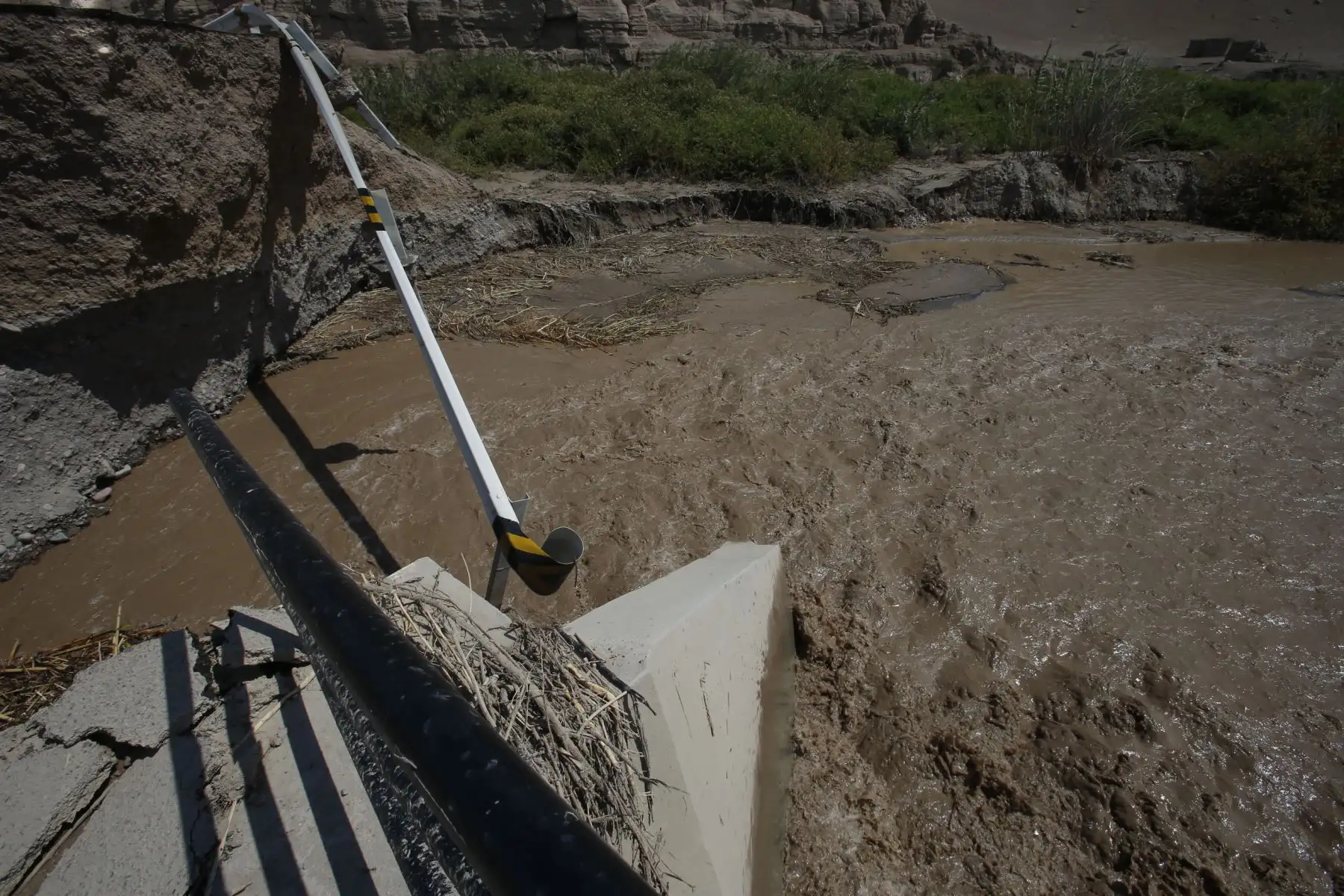 Puente Sagollo es destruido por el río Locumba. Fuertes precipitaciones en la región de Tacna han ocasionado daños estructurales en vías y puentes. Foto: ANDINA/Nathalie Sayago