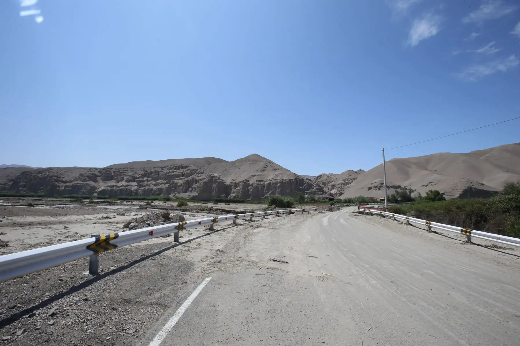 Puente Chipe es debilitado por el río Locumba. Fuertes precipitaciones en la región de Tacna han ocasionado daños estructurales en vías y puentes. Foto: ANDINA/Nathalie Sayago