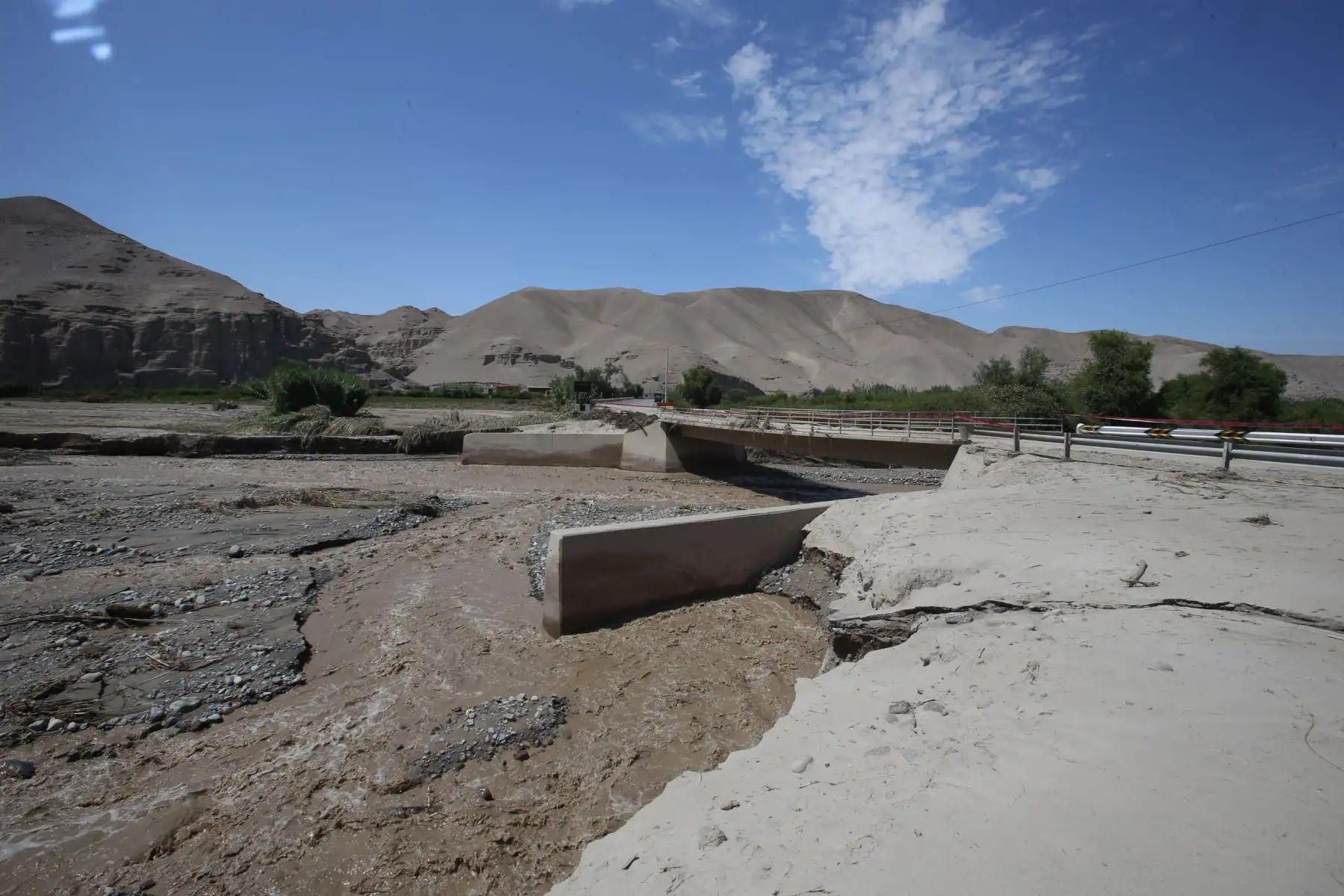 Puente Chipe es debilitado por el río Locumba. Fuertes precipitaciones en la región de Tacna han ocasionado daños estructurales en vías y puentes. Foto: ANDINA/Nathalie Sayago